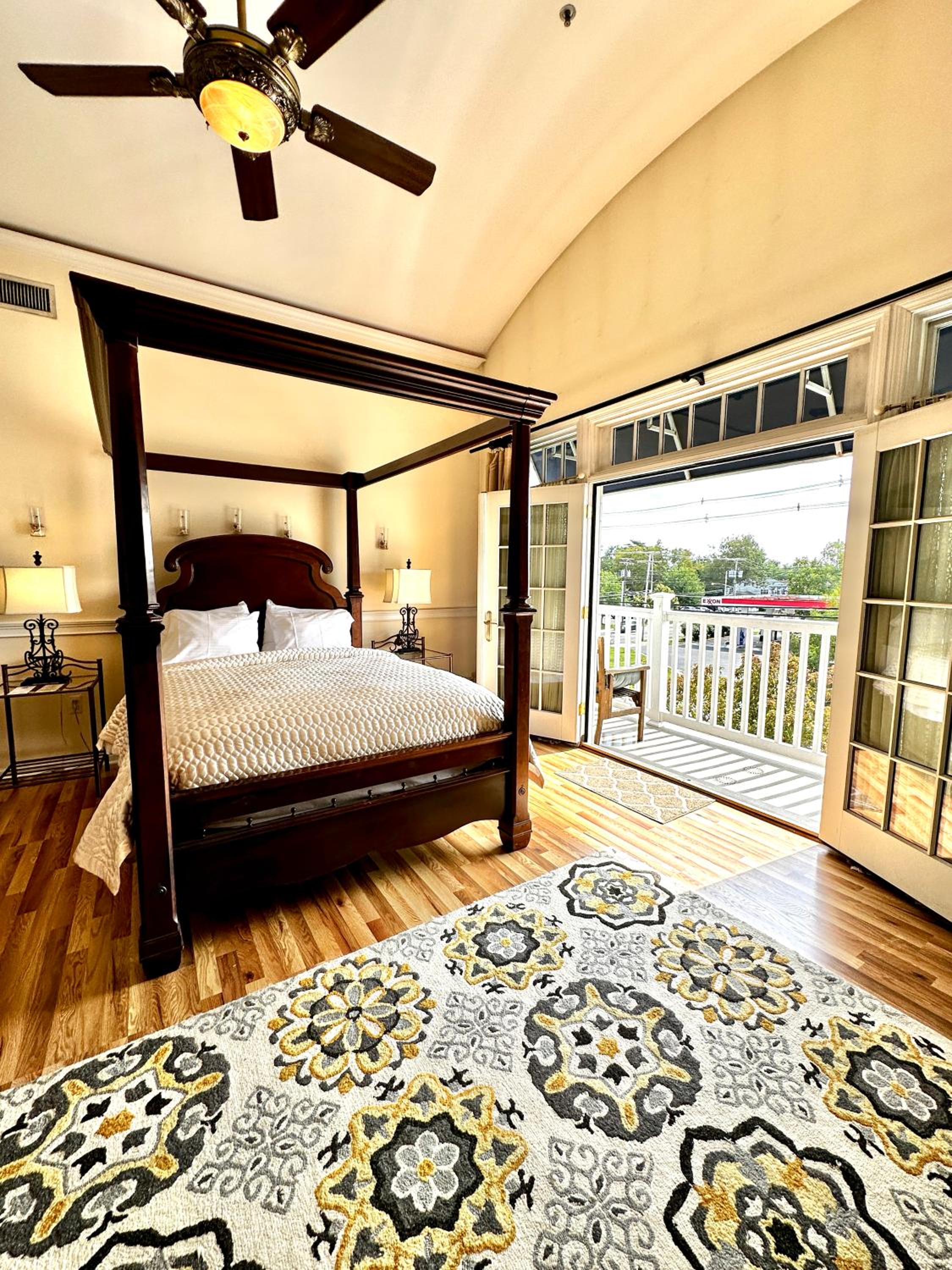 Queen Suite (302)