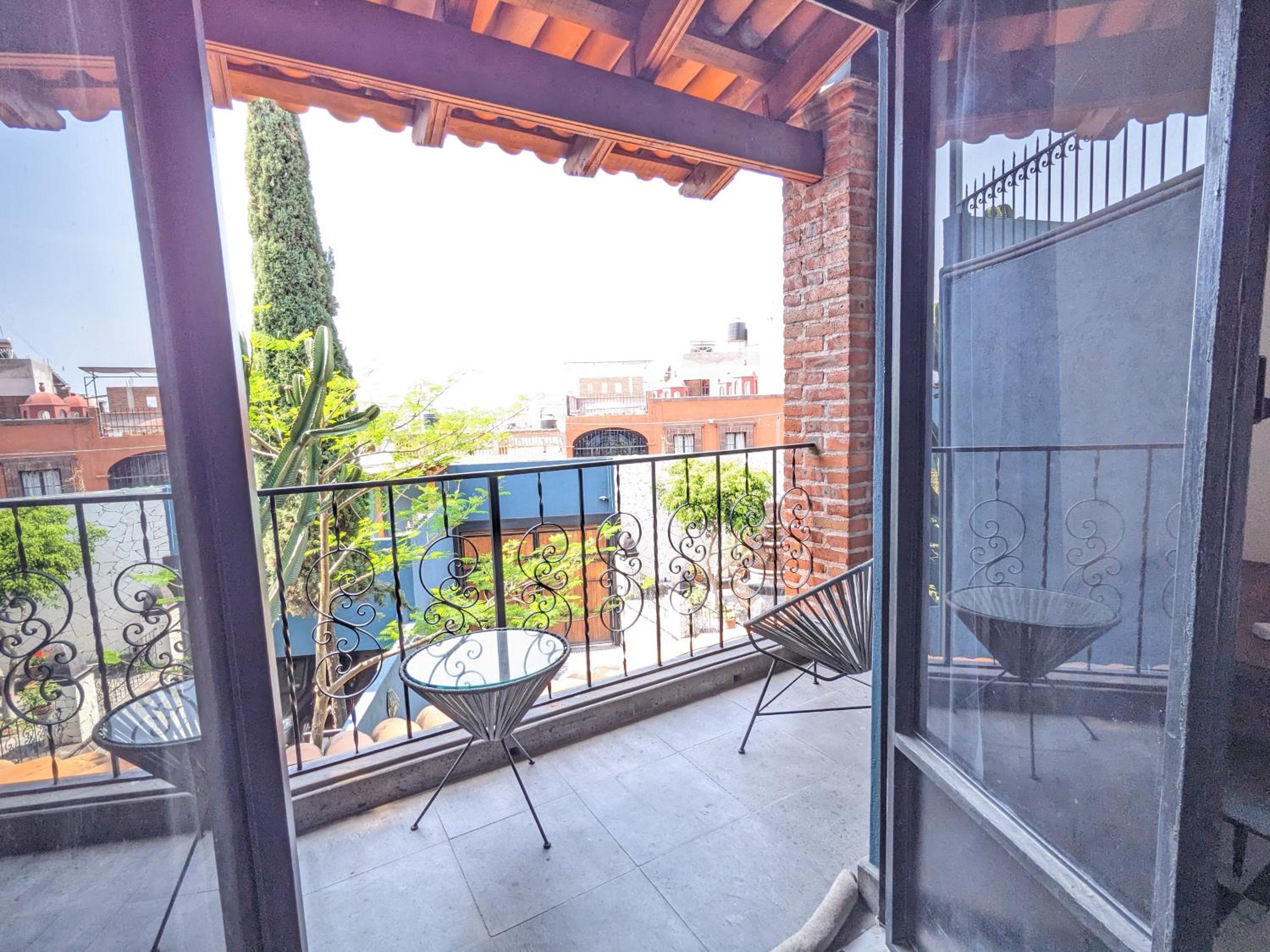Queen Room with Balcony photo 2