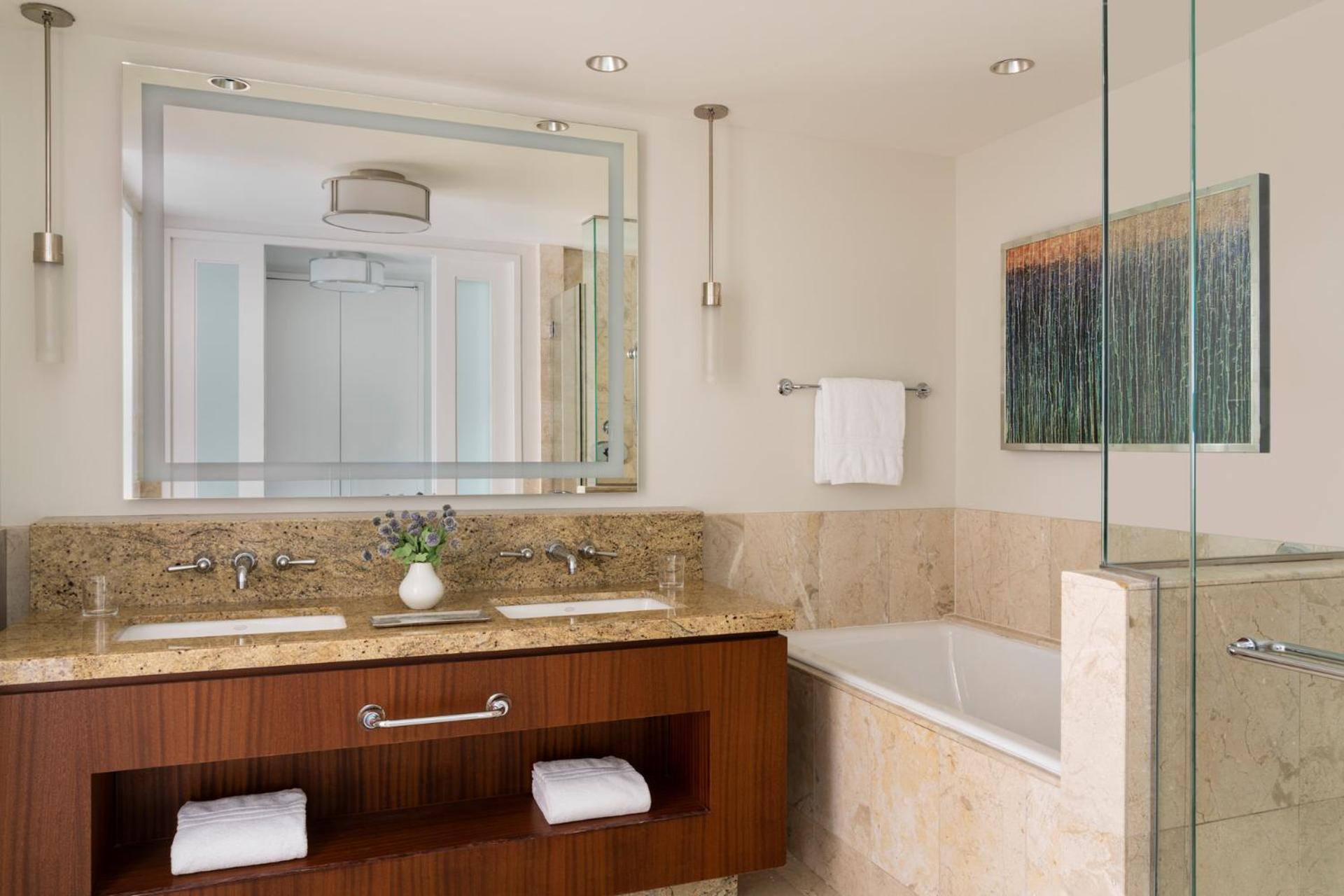King Room with City View and Roll-In Shower - Disability Access - Photo 2