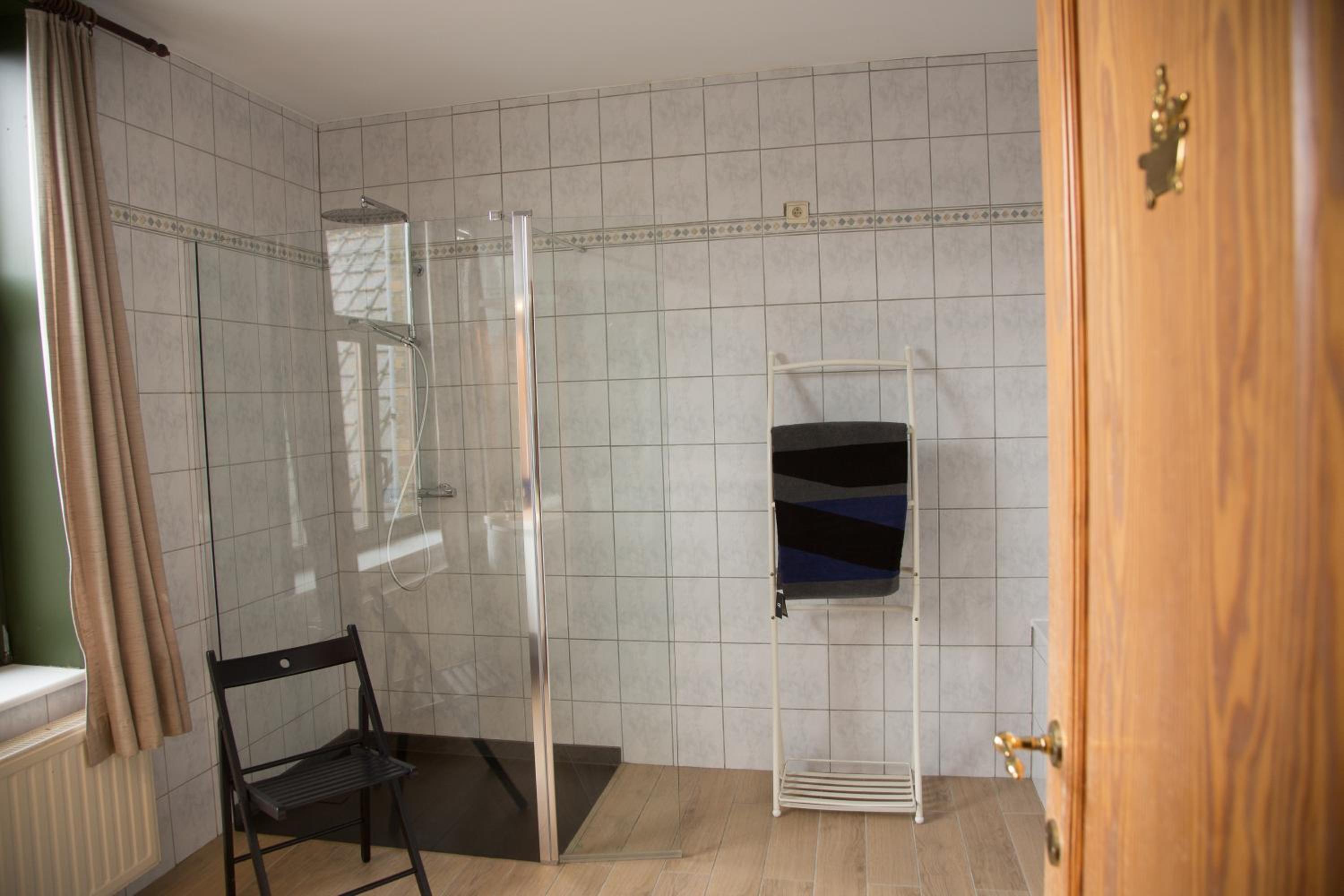 Six-Bedroom House photo 2