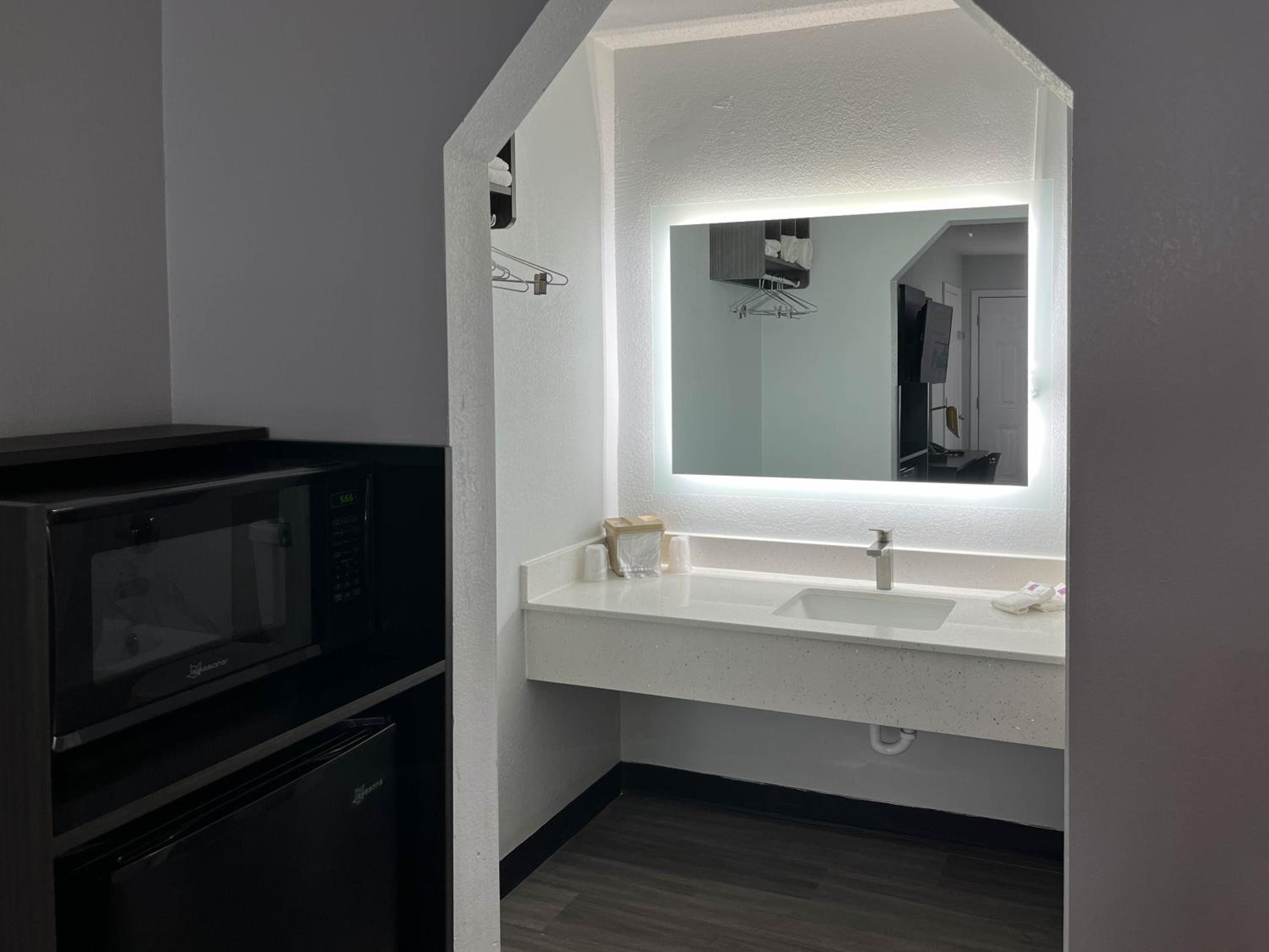 King Room - Non-Smoking - Photo 2