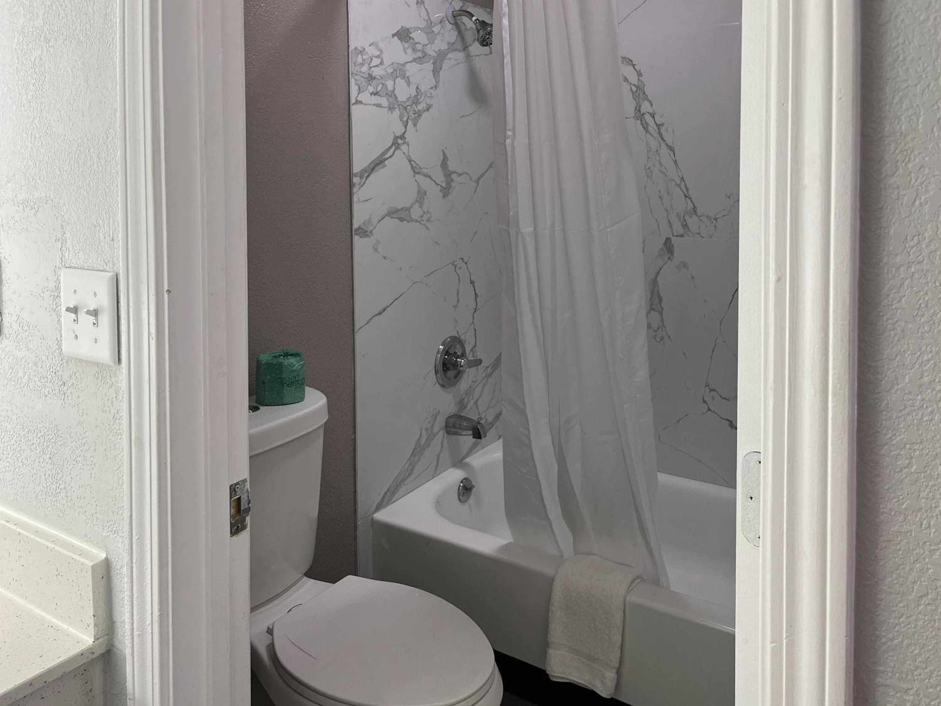 King Room - Non-Smoking - Photo 3