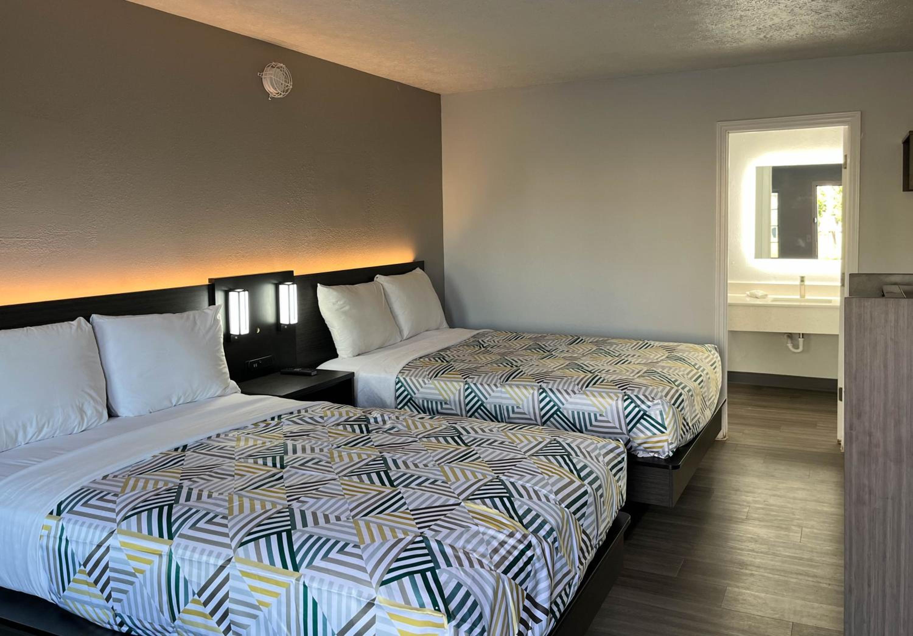 Quadruple Room - Non-Smoking photo 2