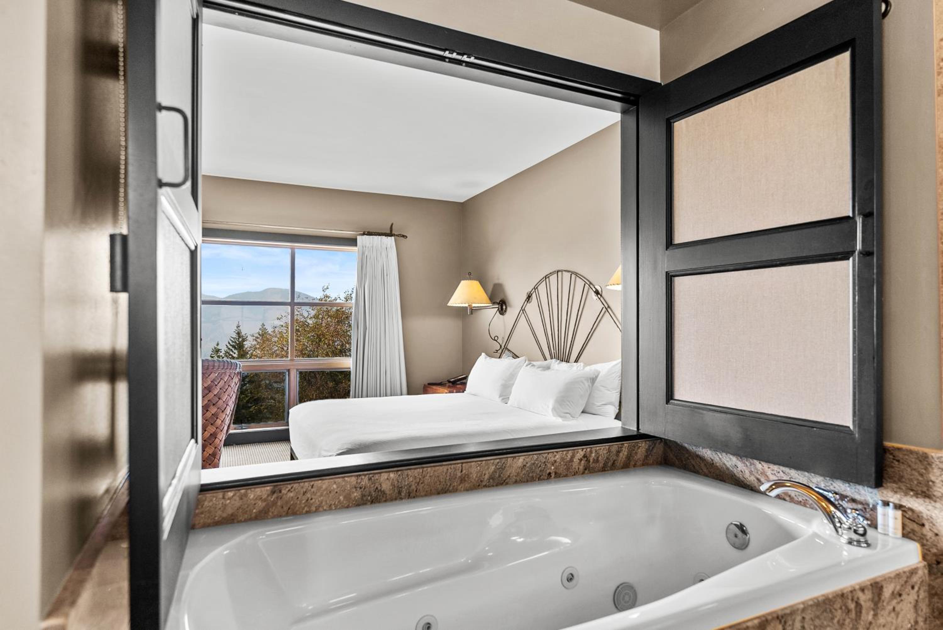 Mt Robinson King Room with Jetted Tub