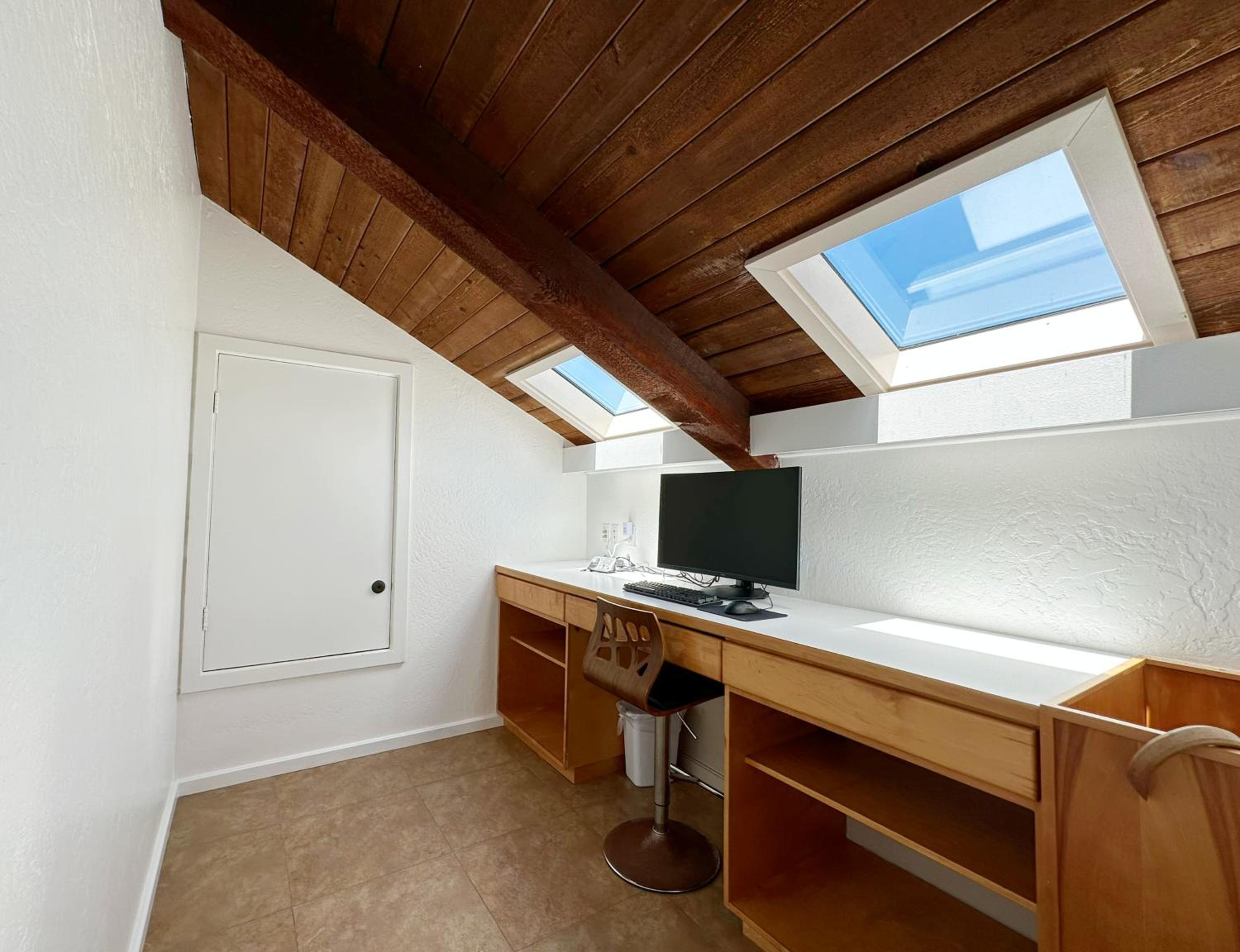 Five-Bedroom House photo 1