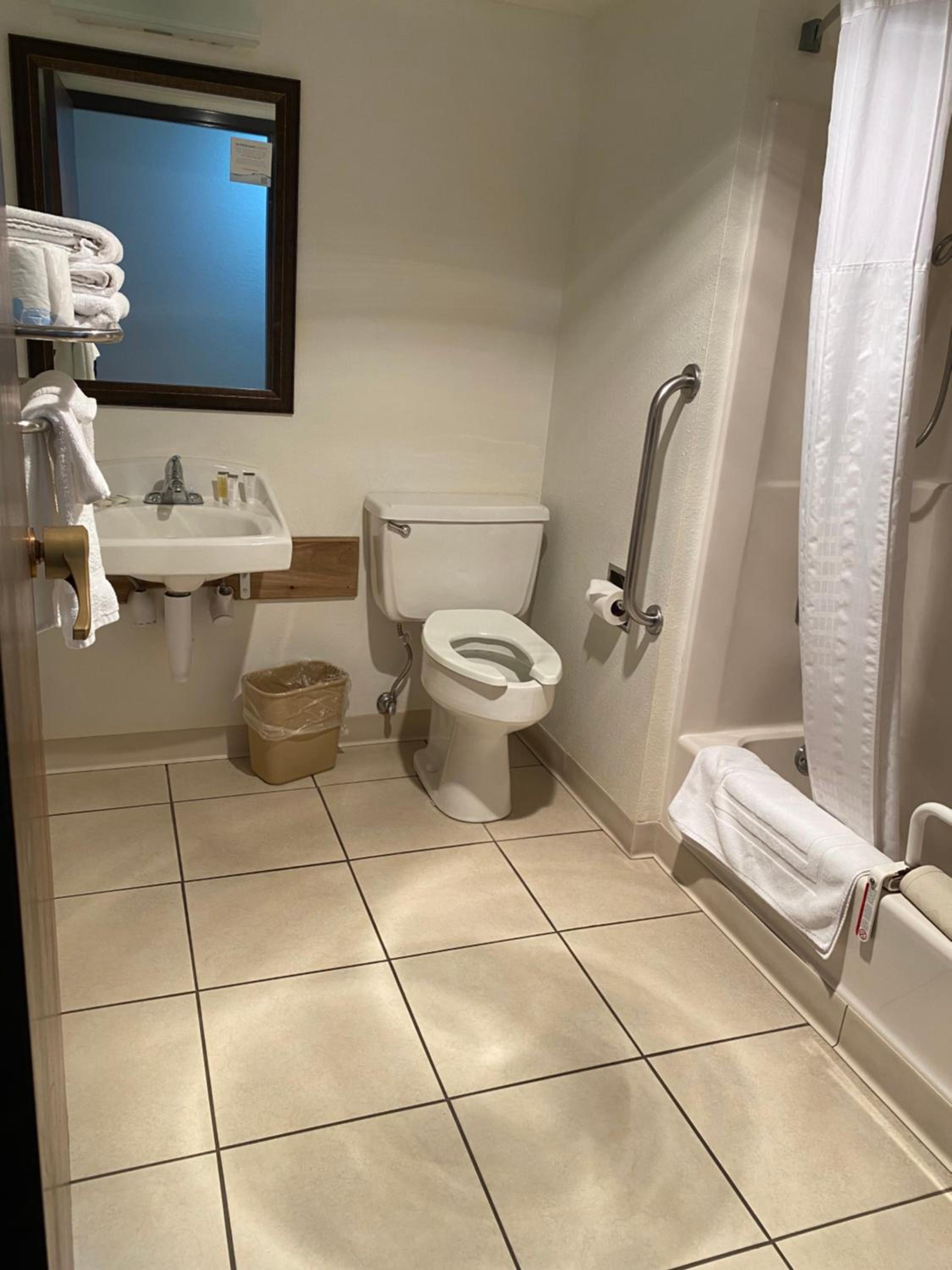 King Room with Bath Tub - Mobility Accessible/Non-Smoking - Photo 5