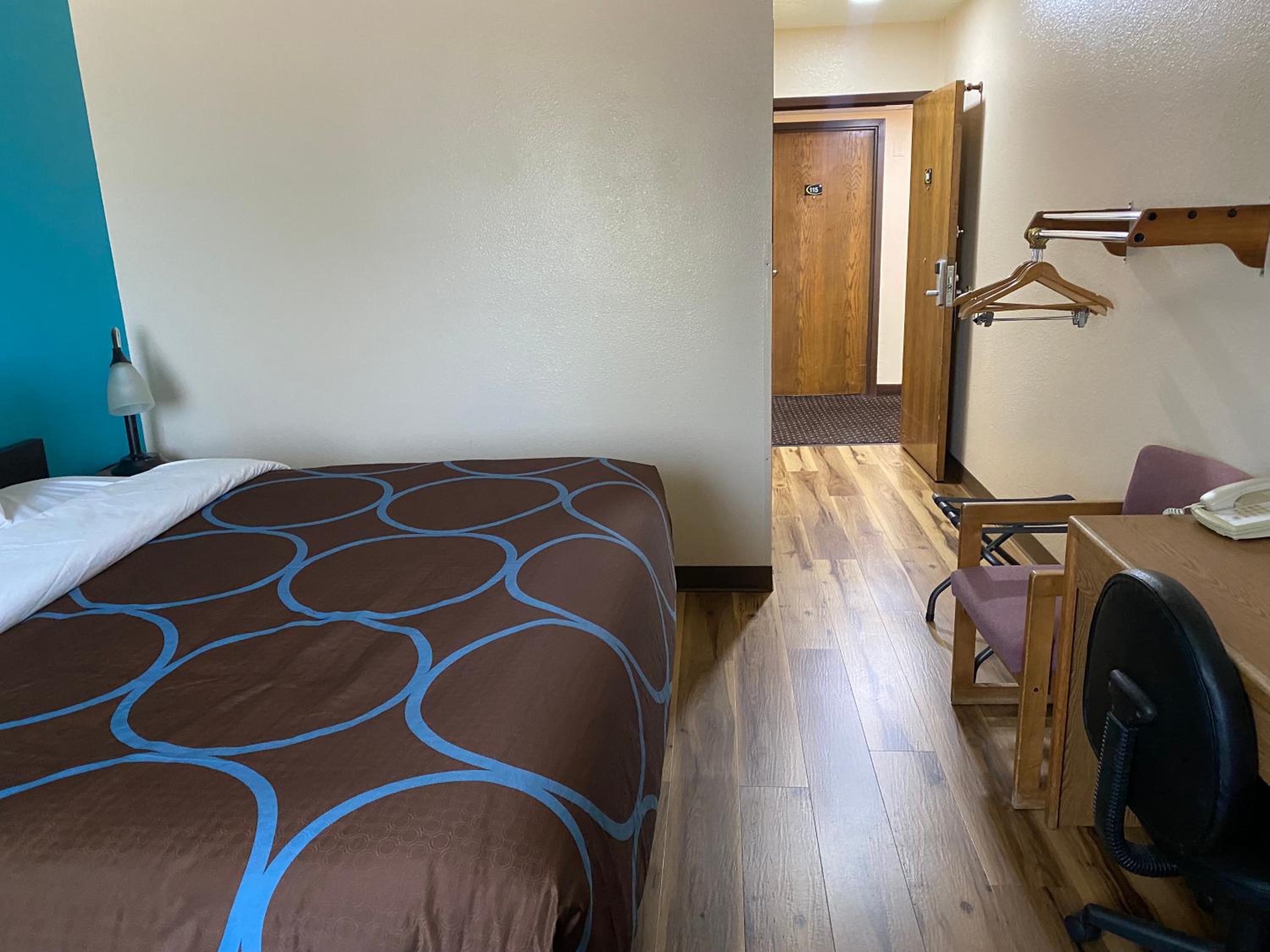 King Room with Bath Tub - Mobility Accessible/Non-Smoking - Photo 7
