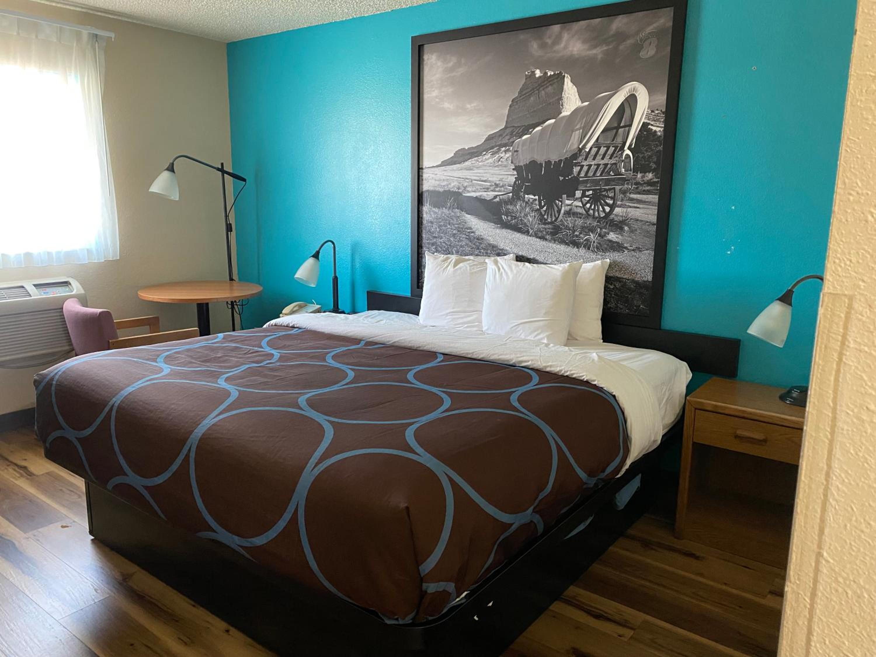 King Room with Bath Tub - Mobility Accessible/Non-Smoking - Photo 8