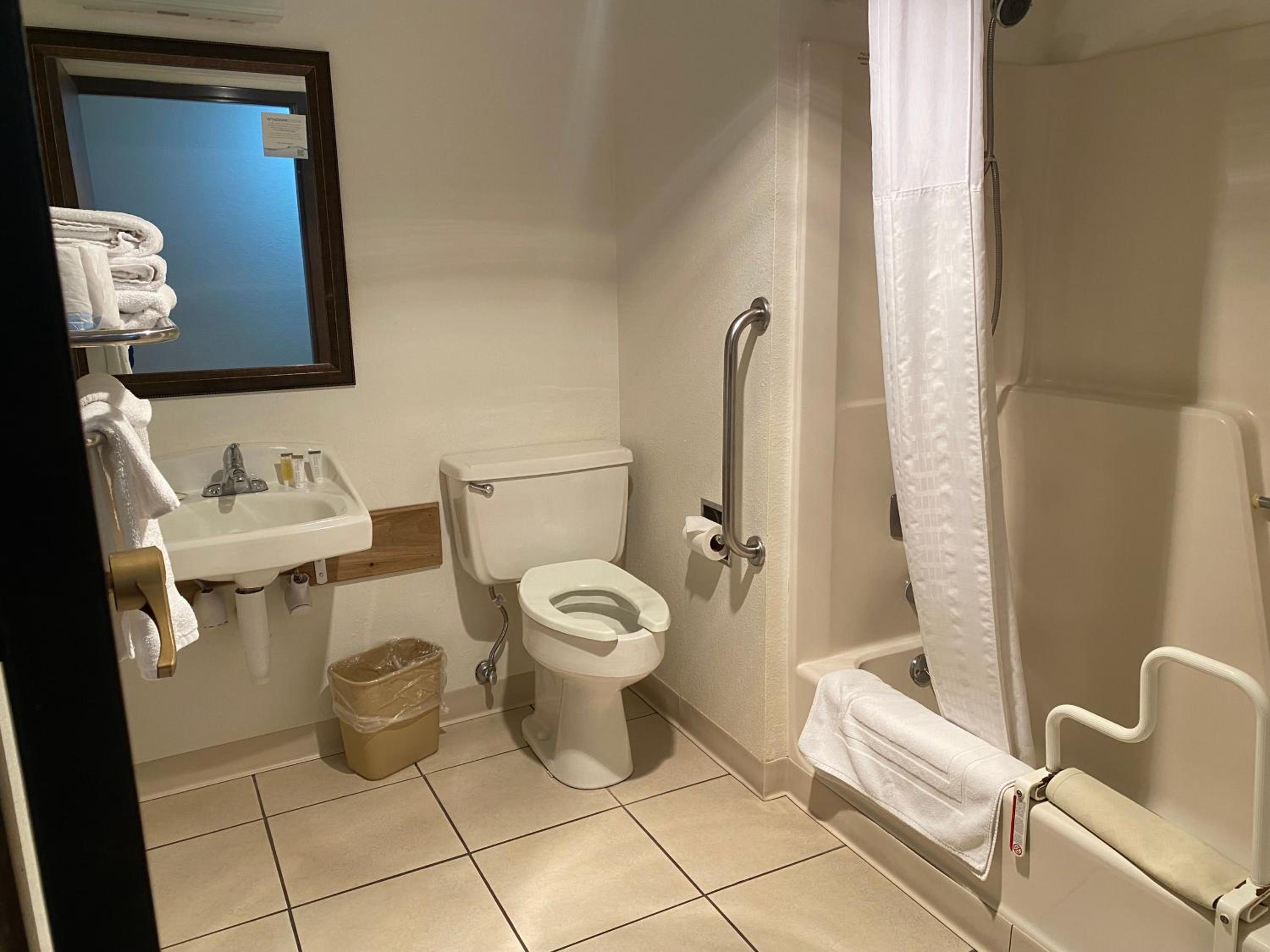 King Room with Bath Tub - Mobility Accessible/Non-Smoking - Photo 4