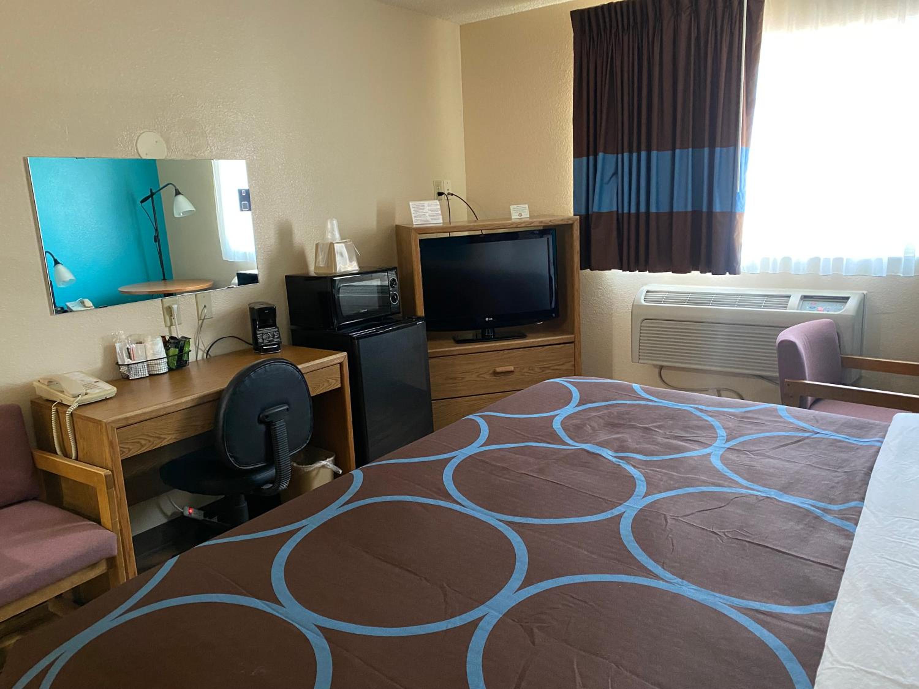 King Room with Bath Tub - Mobility Accessible/Non-Smoking - Photo 6