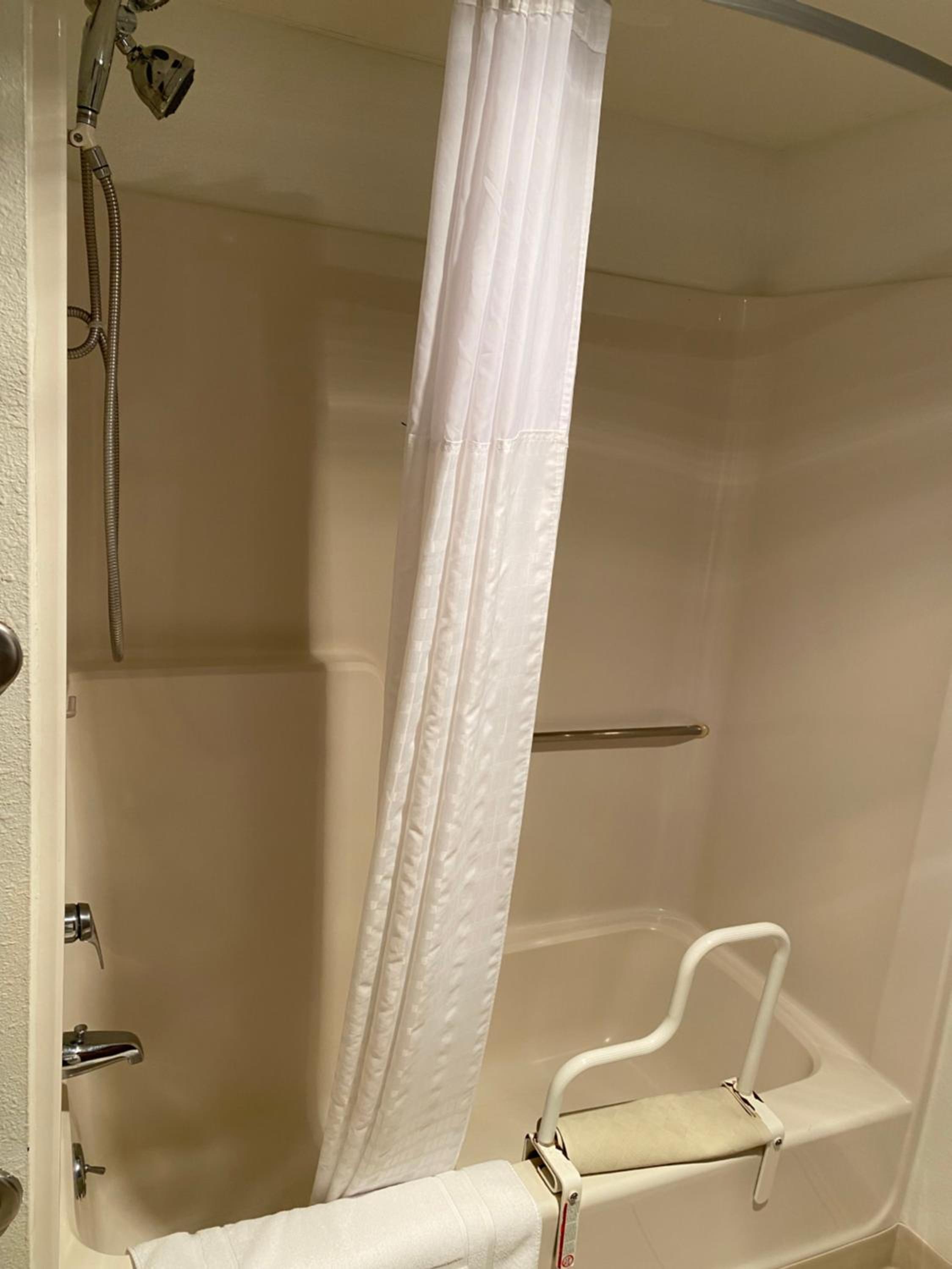 King Room with Bath Tub - Mobility Accessible/Non-Smoking - Photo 3