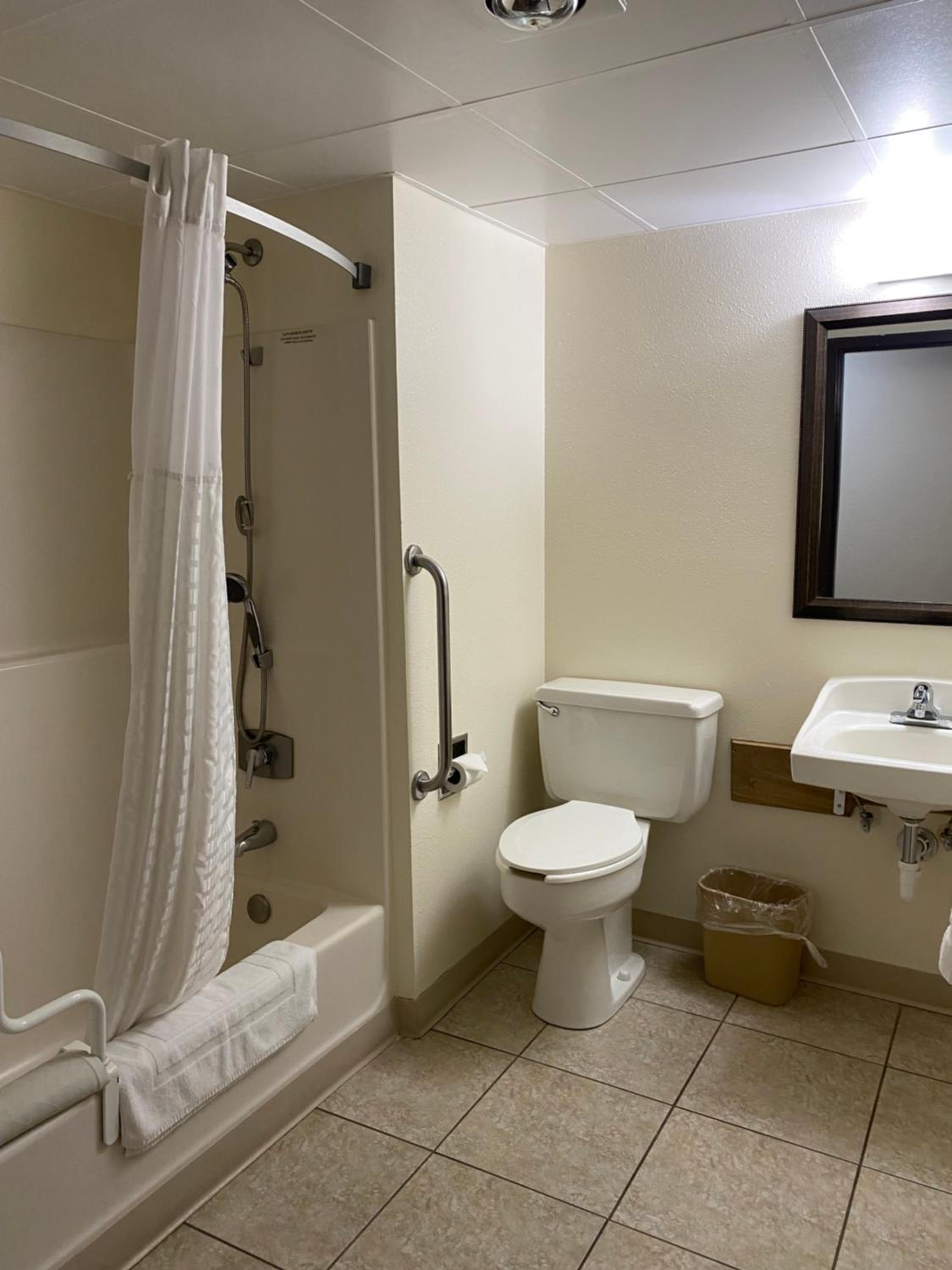 King Room with Bath Tub - Mobility Accessible/Non-Smoking - Photo 11