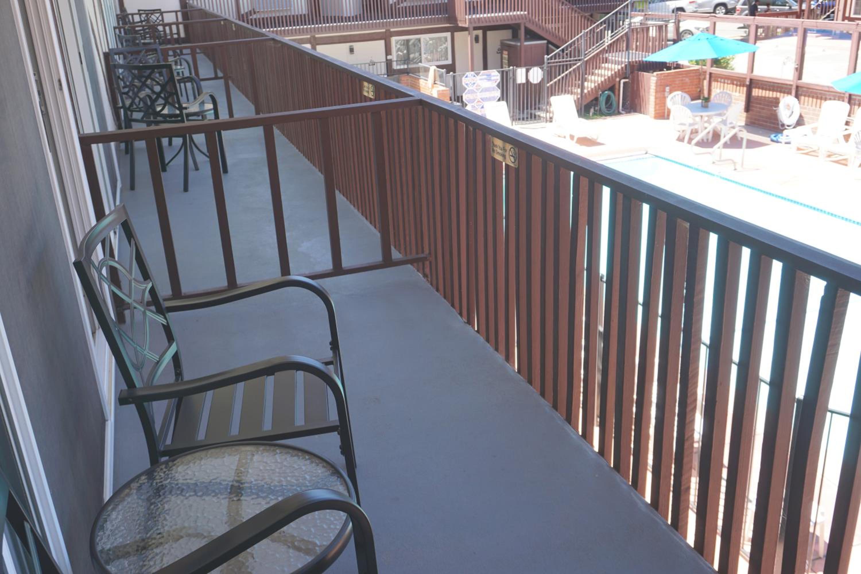 Deluxe King Room (Balcony) - Photo 4