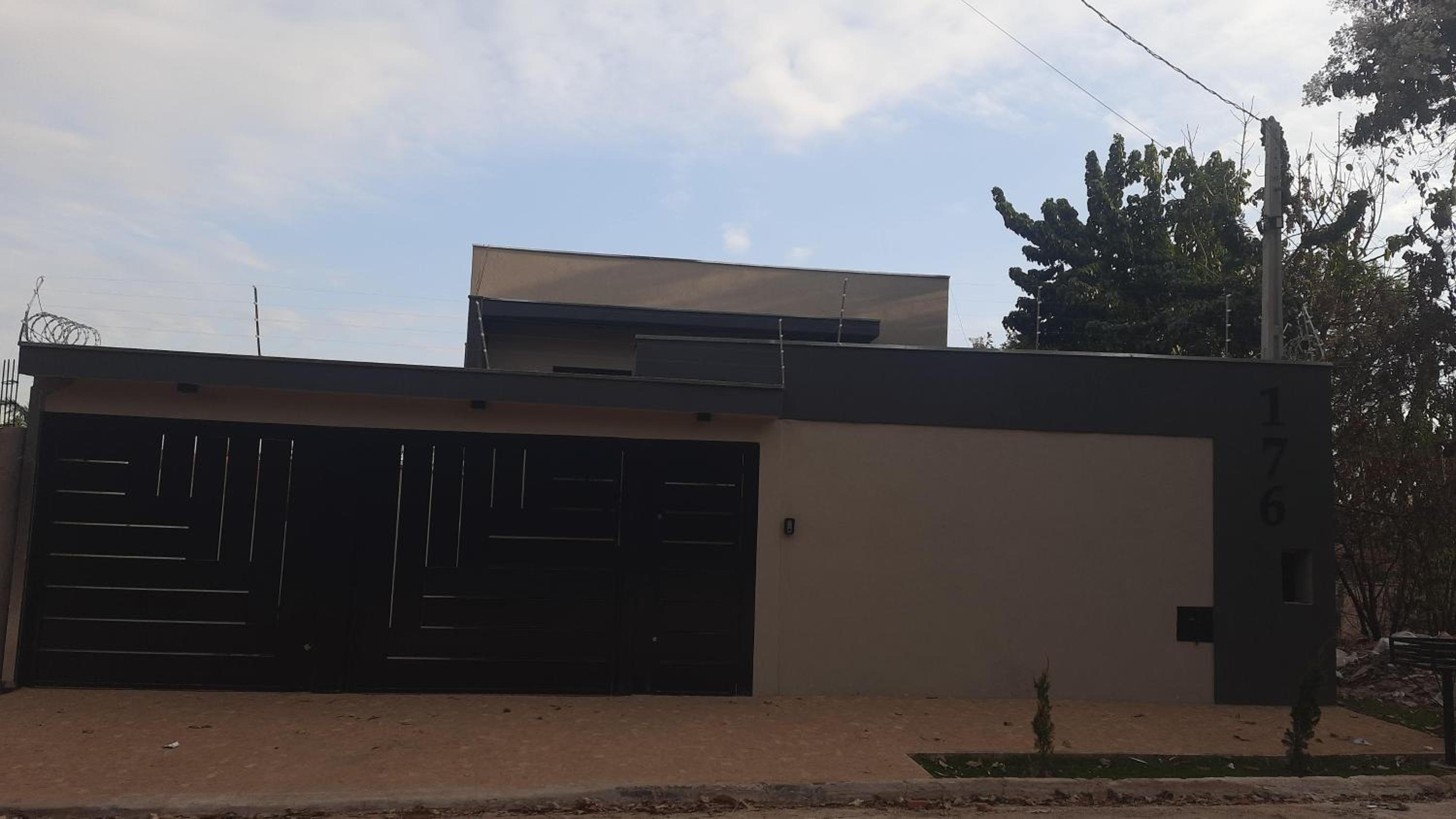 Seven-Bedroom House photo 3