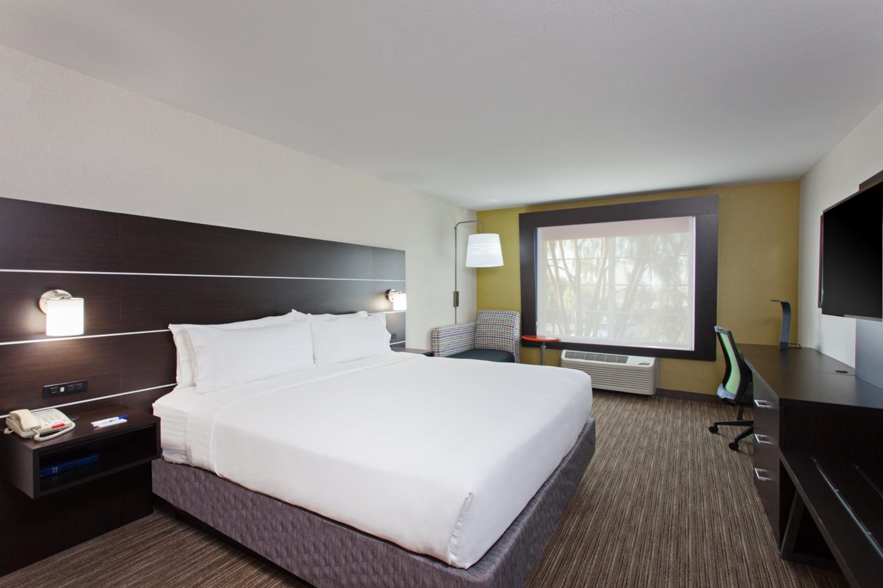 Standard King Room - Photo 5