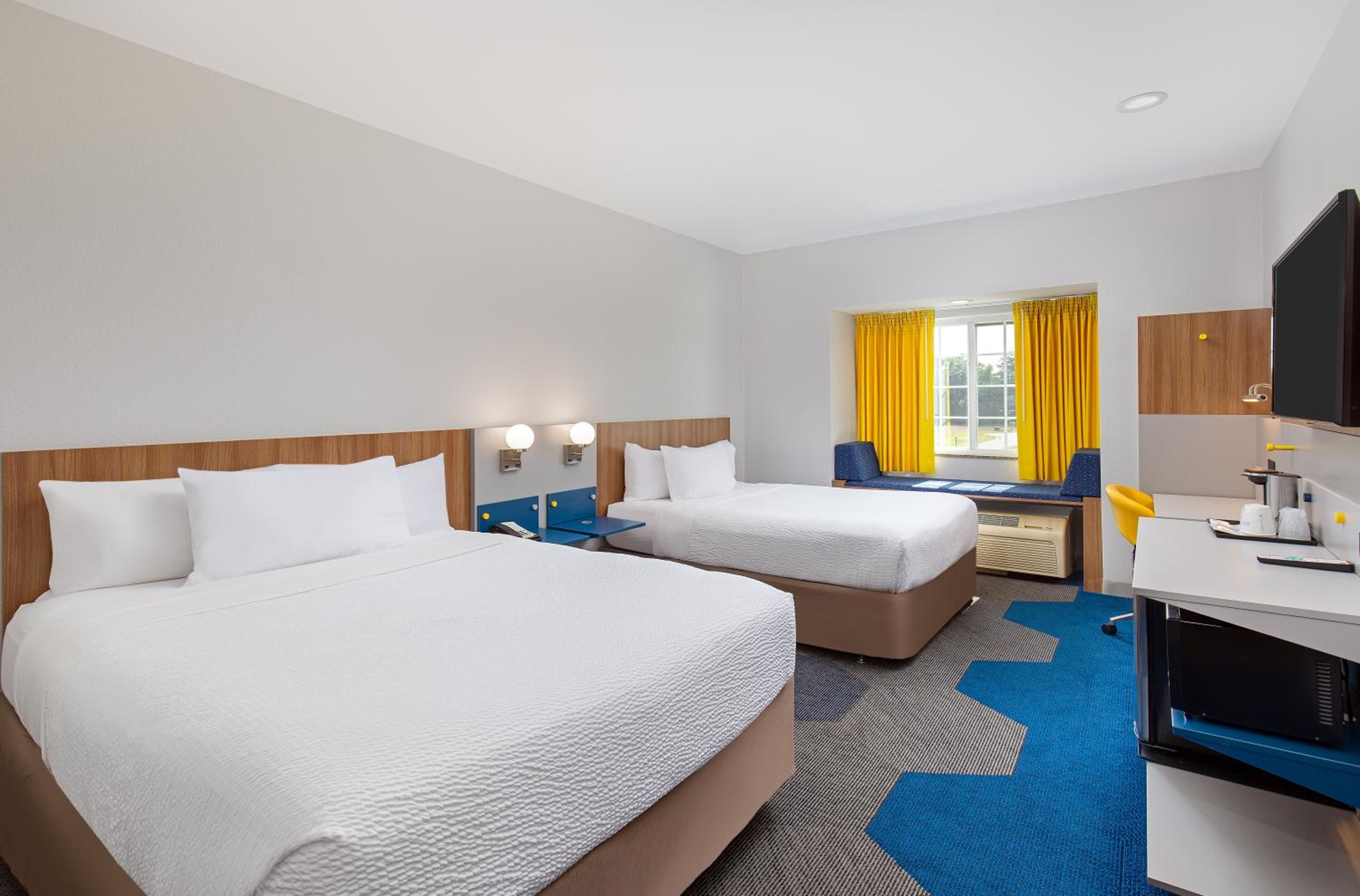 Queen Room with Two Queen Beds - Non-Smoking - Photo 4