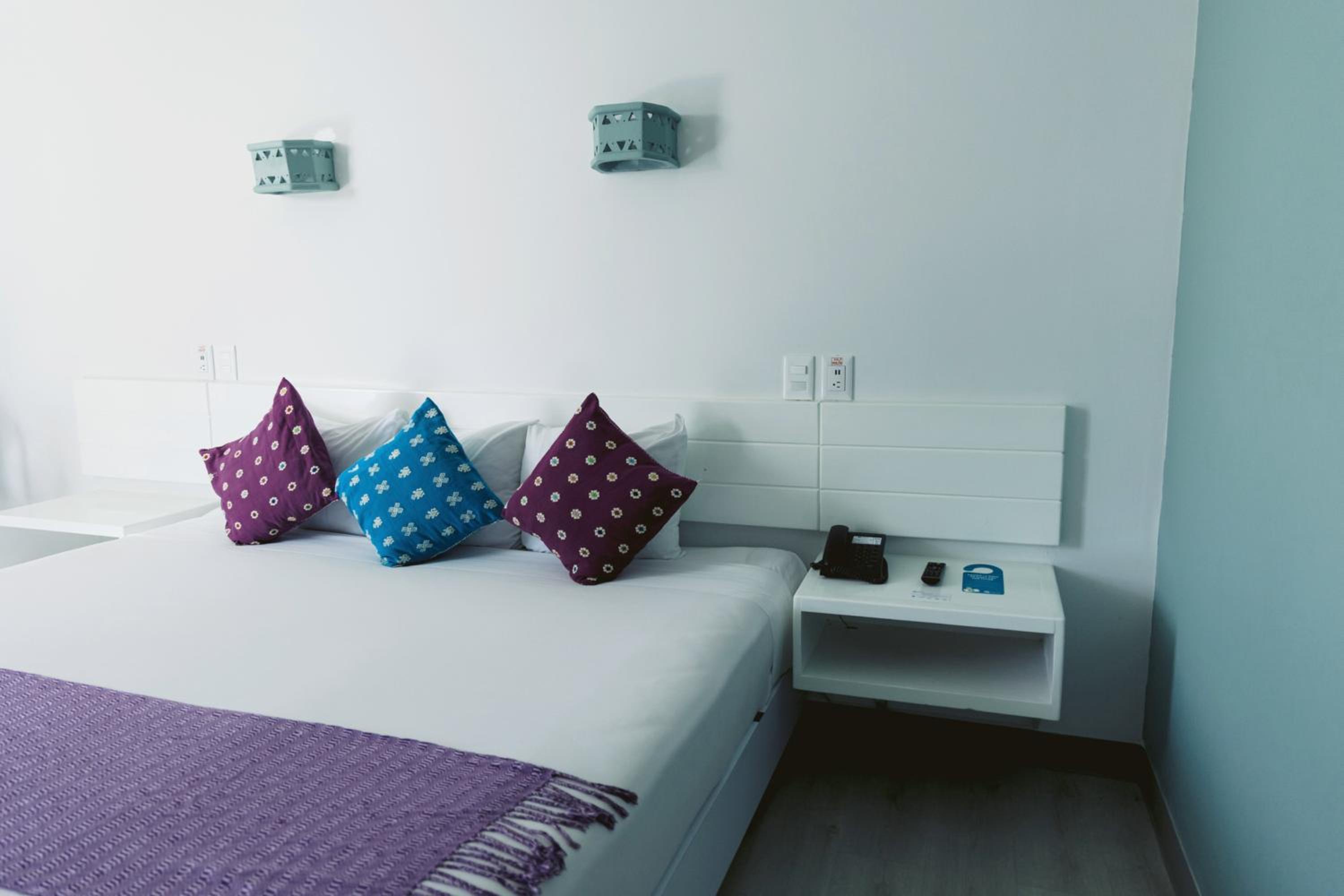 Deluxe King Room - Photo 7