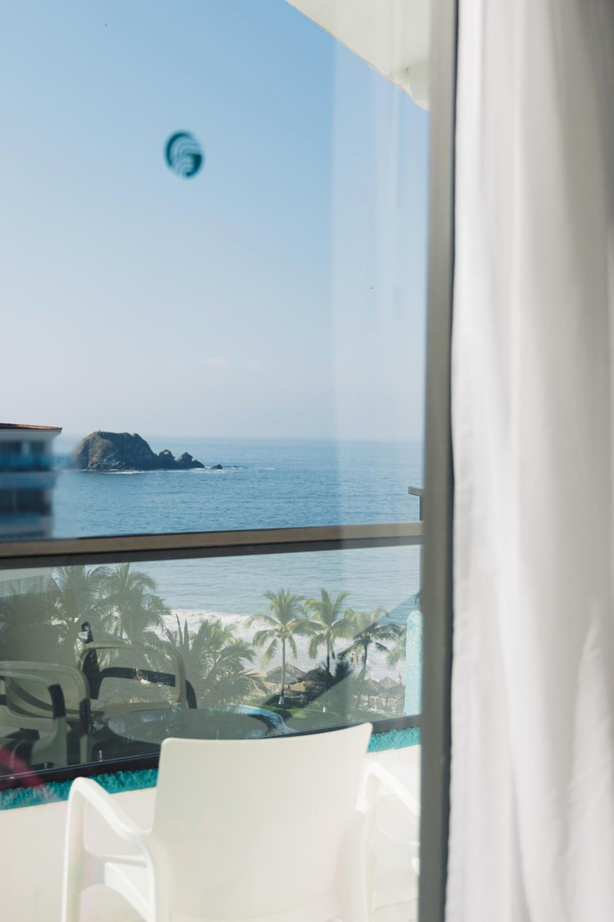 Deluxe Double Room with Side Sea View - Photo 8