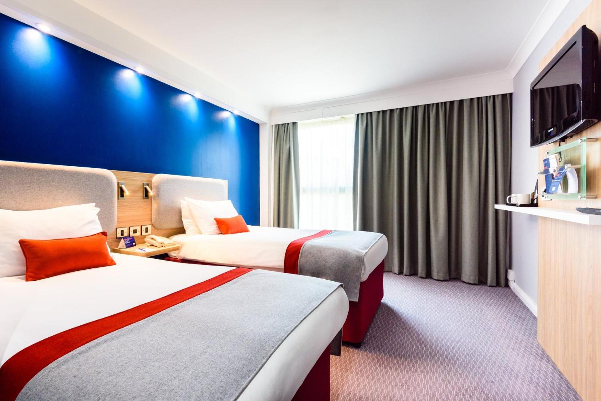 Standard Twin Room with Free Hot Breakfast - Photo 4