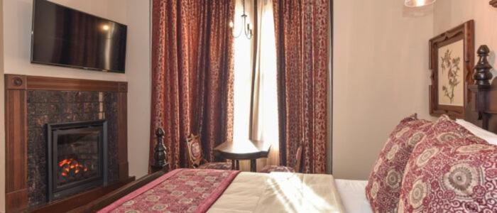 Queen Room photo 2