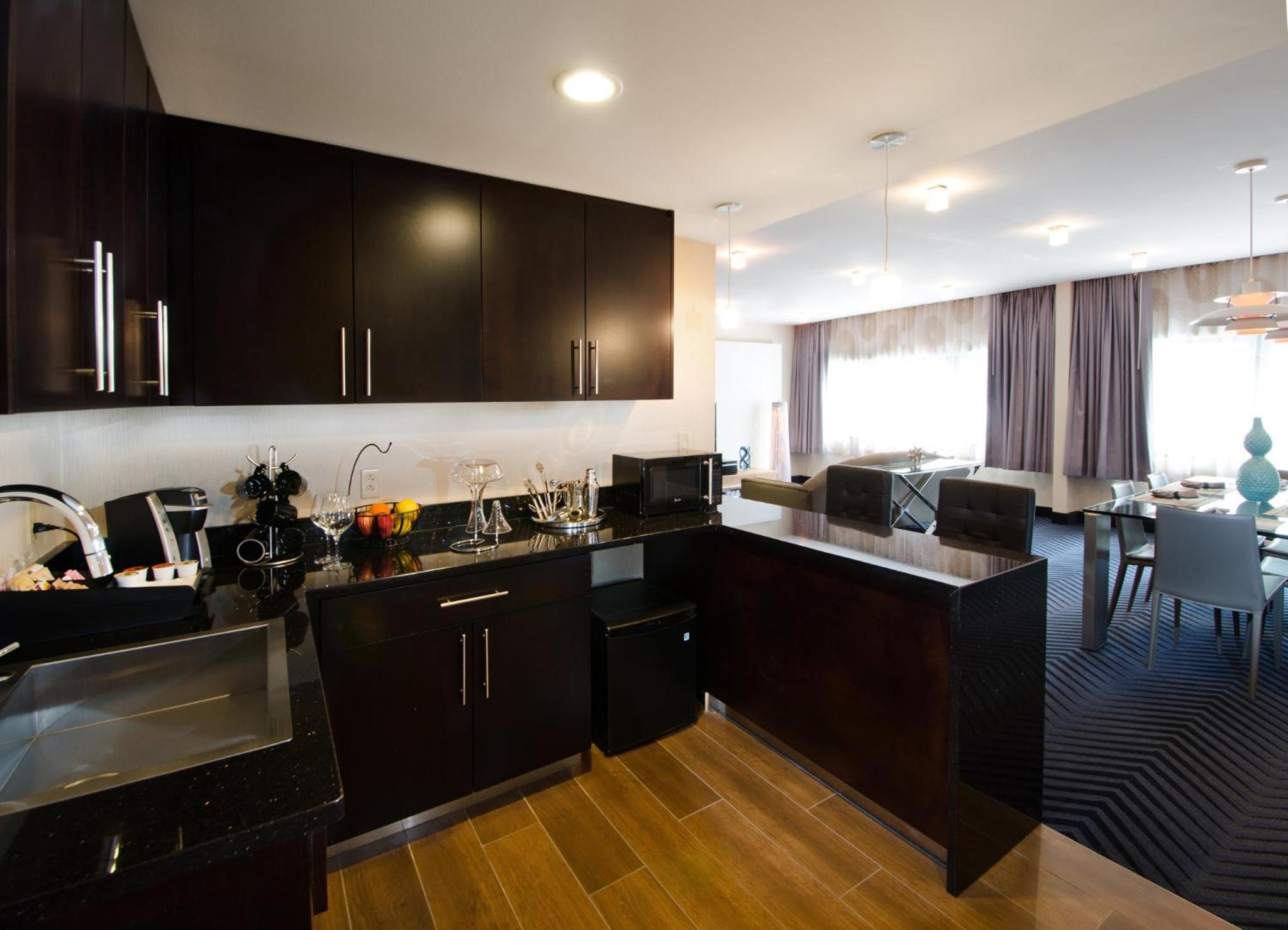 One-Bedroom King Suite with Kitchen - Photo 4
