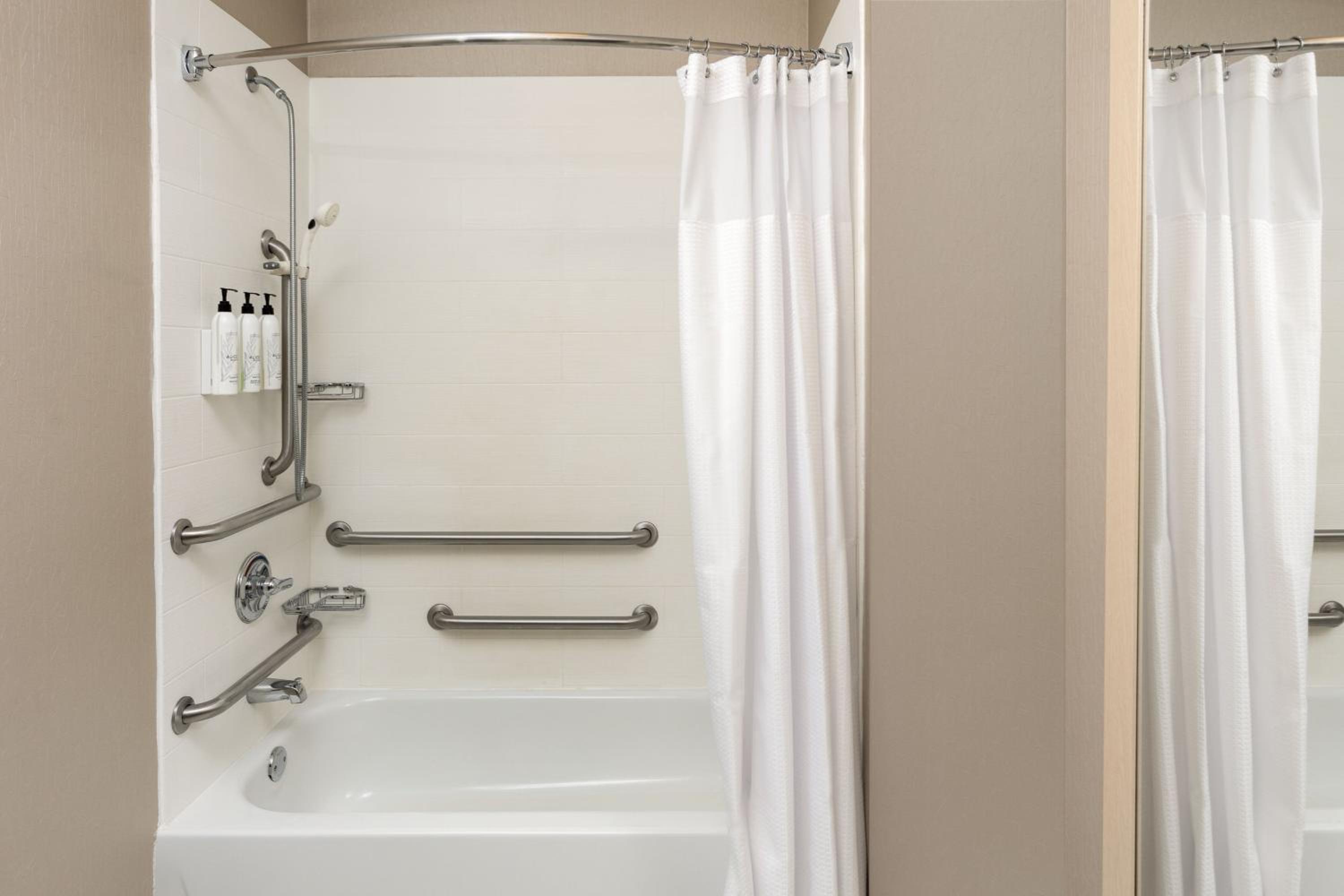 Queen Room with Two Queen Beds, Sofa Bed and Tub - Hearing Accessible