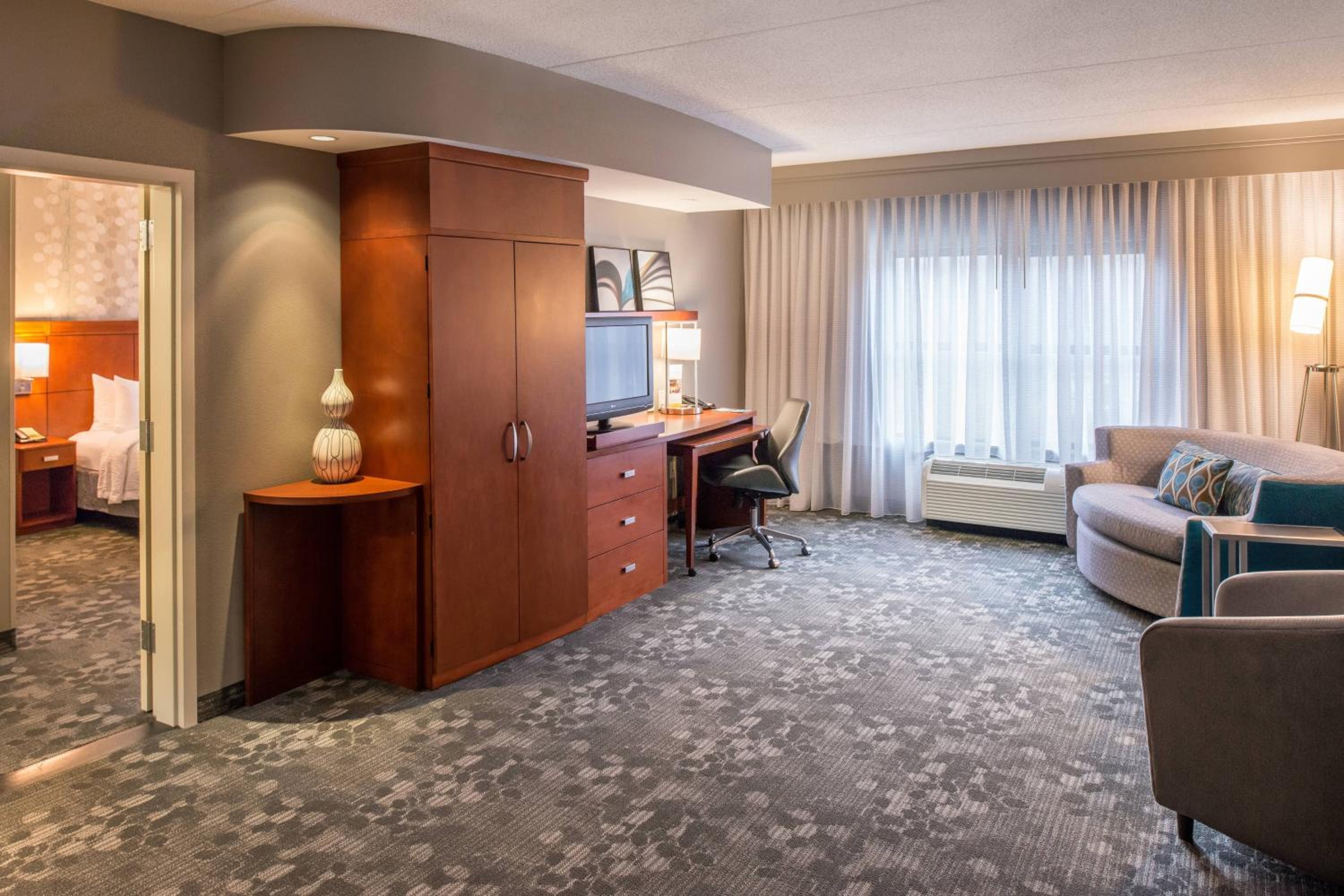 1 Bedroom 2 room Suite, 1 King, Sofa bed - Photo 1