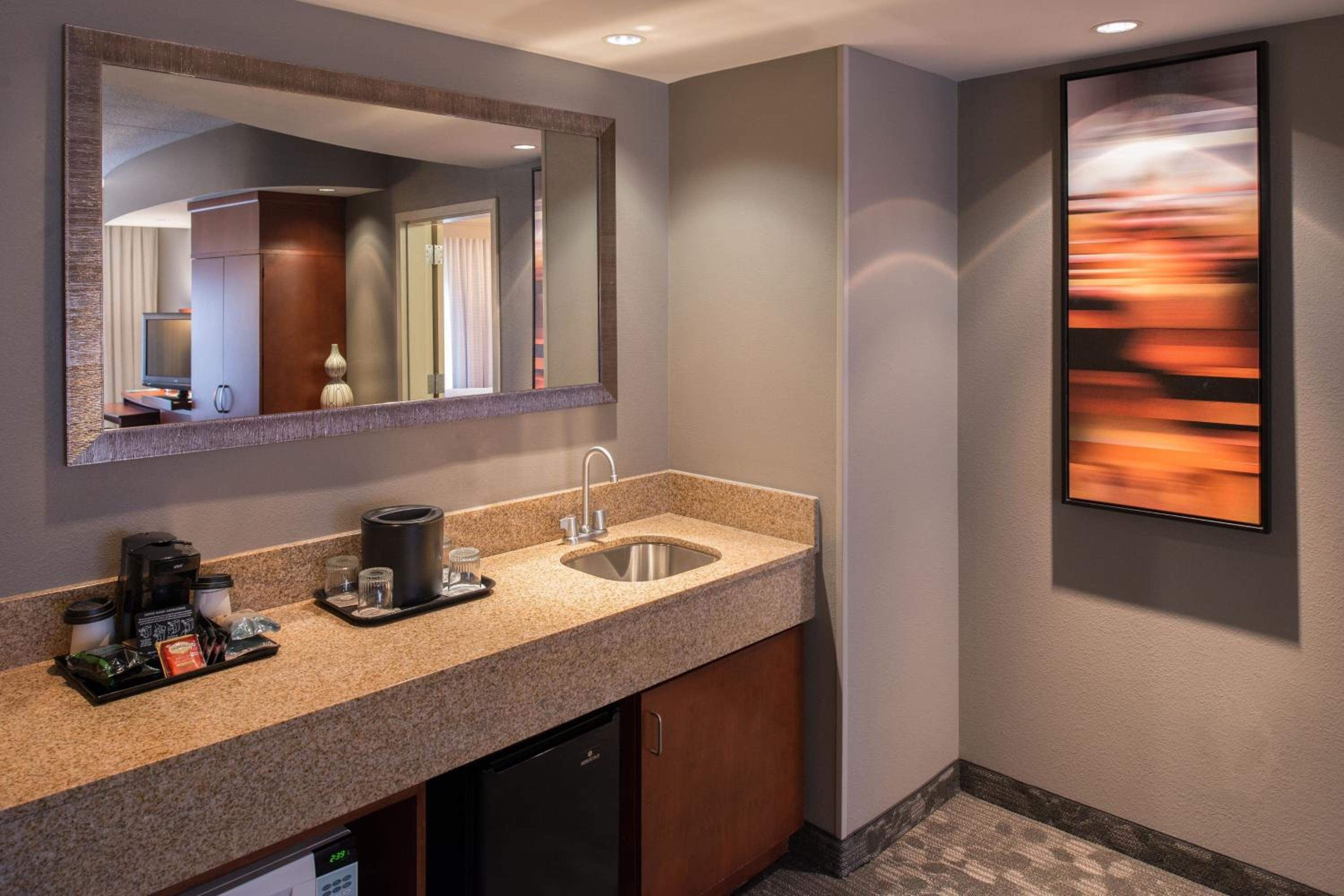 1 Bedroom 2 room Suite, 1 King, Sofa bed - Photo 4