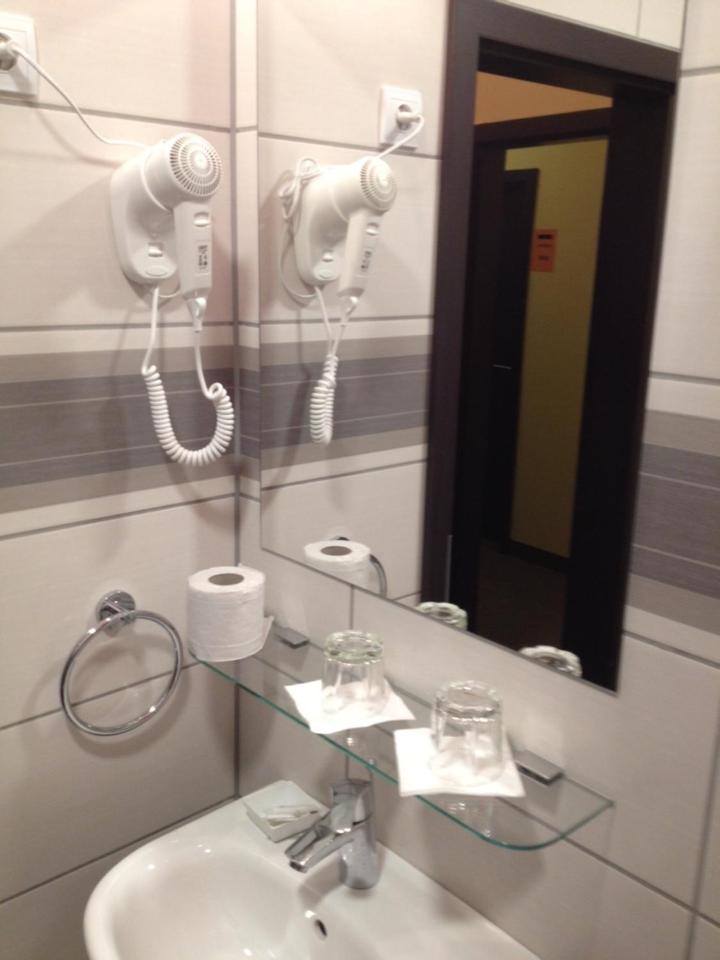 Premium Twin Room - Photo 2
