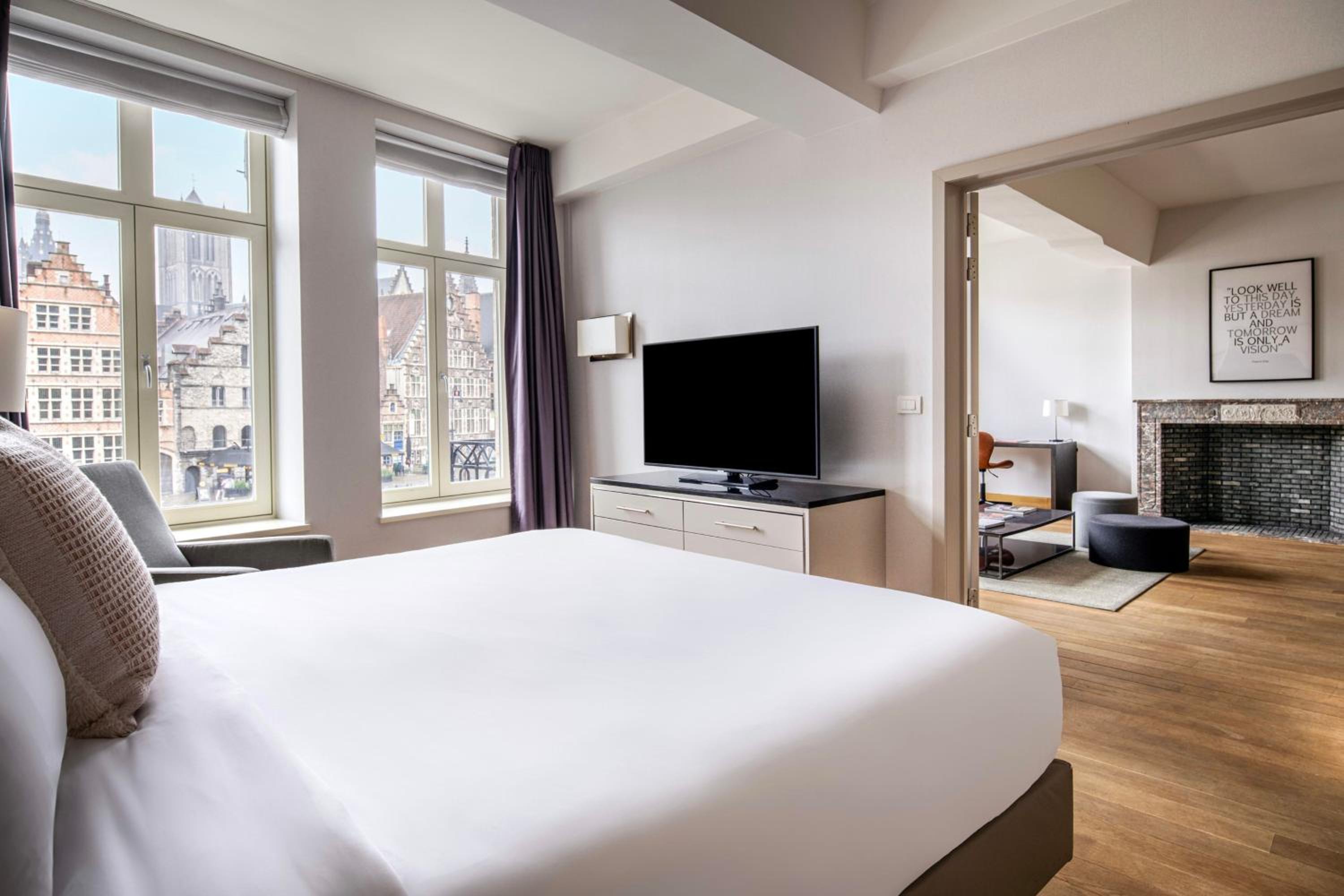Presidential Suite, 1 King, River View photo 2