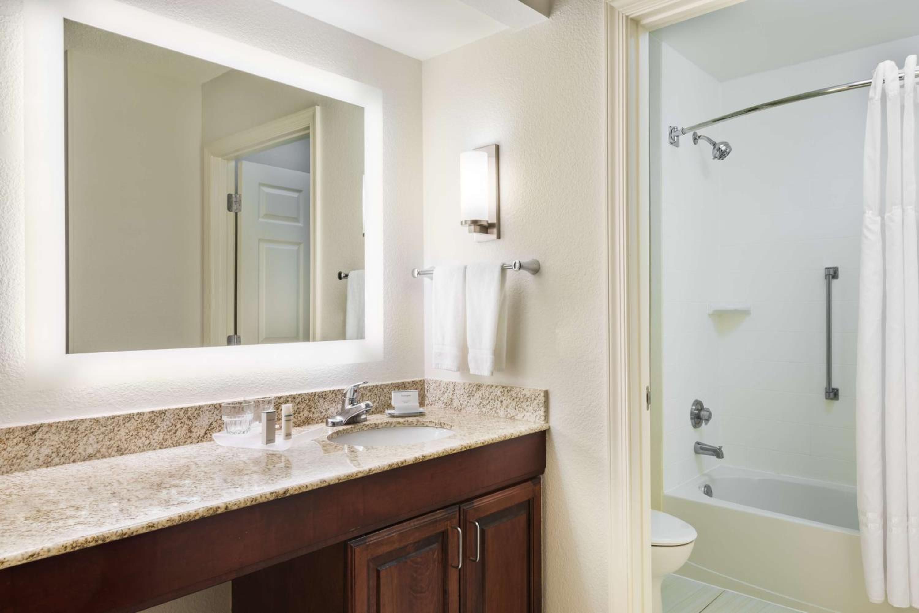 One-Bedroom King Suite - Non-Smoking - Photo 3
