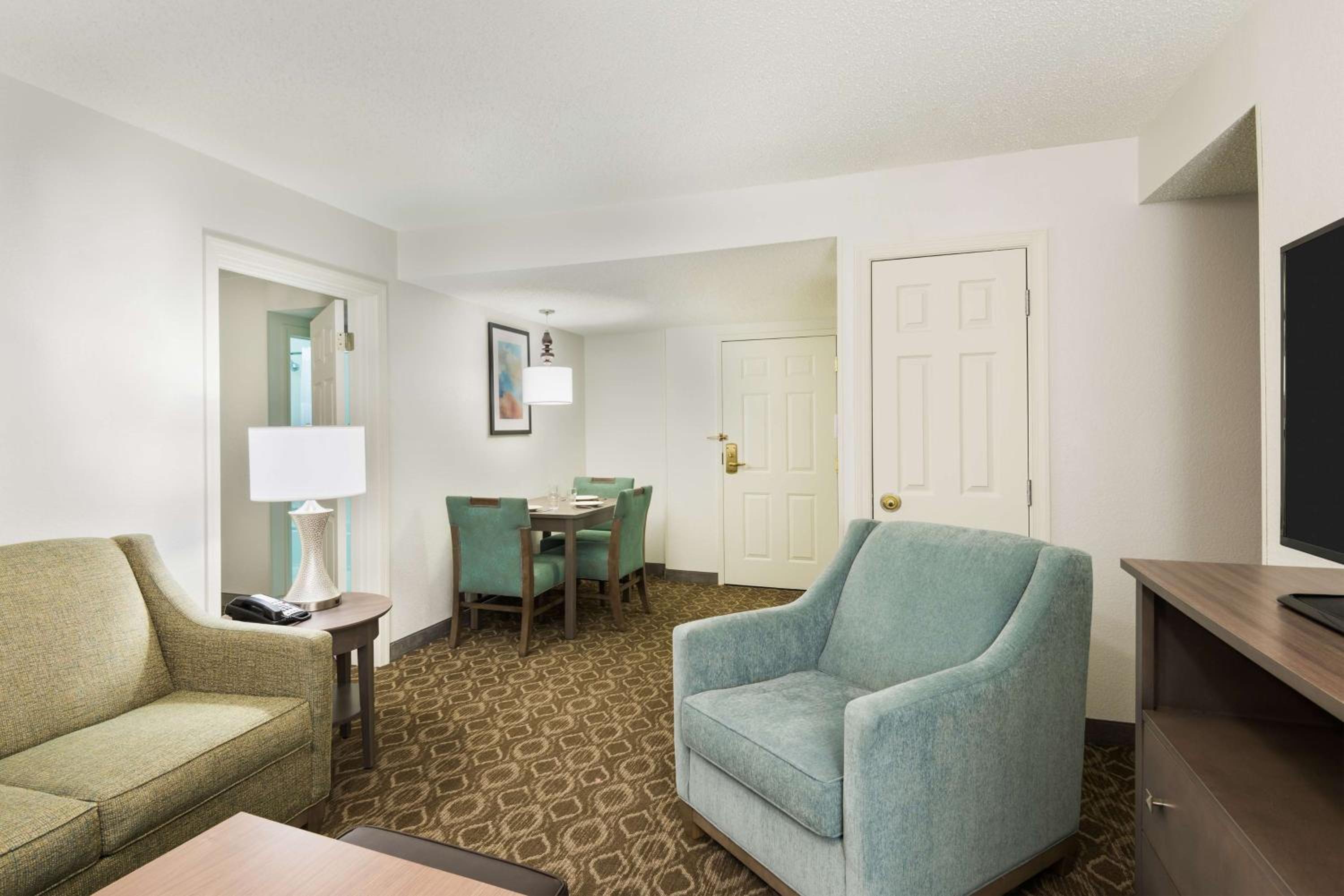 Two Bedroom Suite with One King and Two Queen Beds - Non-Smoking - Photo 4