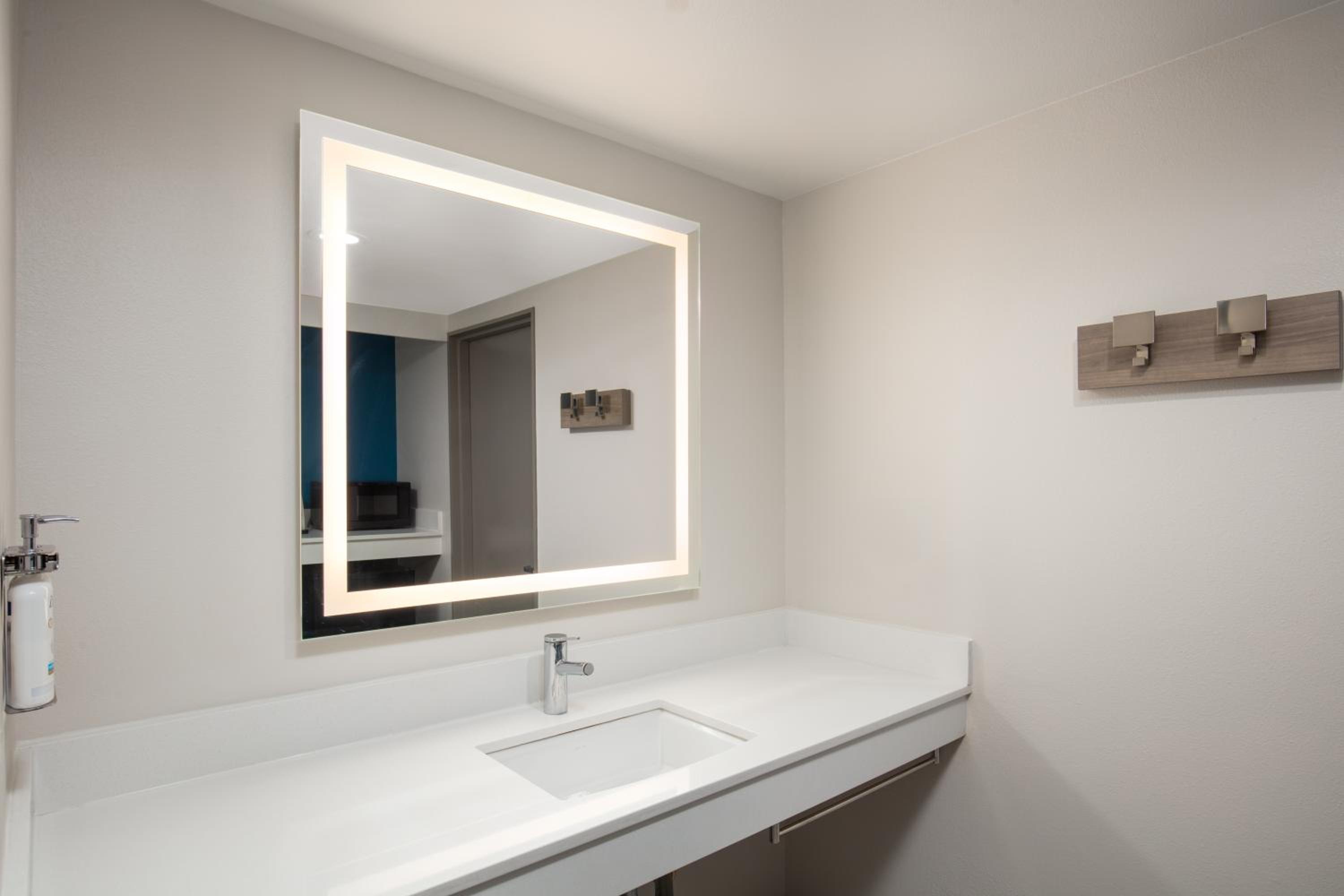Standard King Room with Harbor View - Photo 3