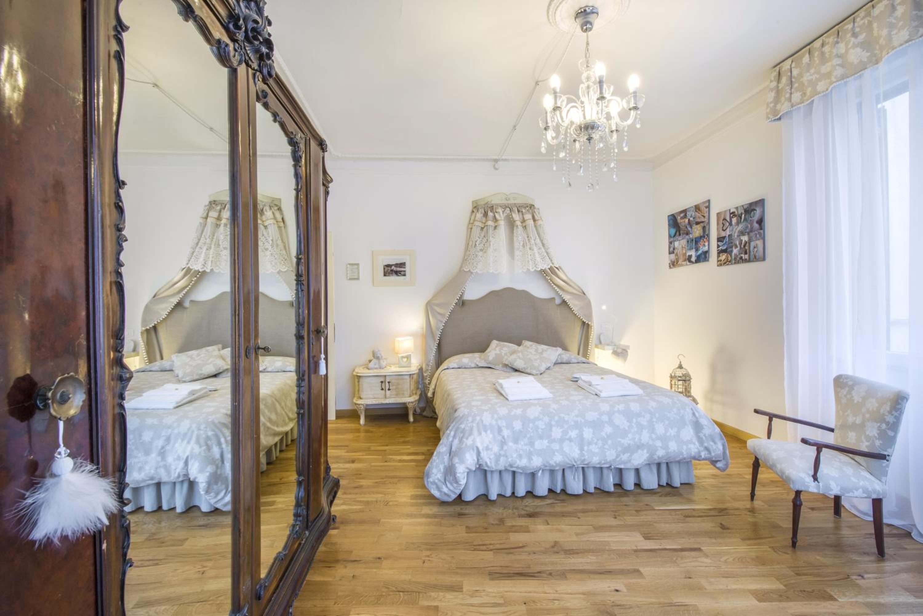 Deluxe Double Room with Balcony photo 2