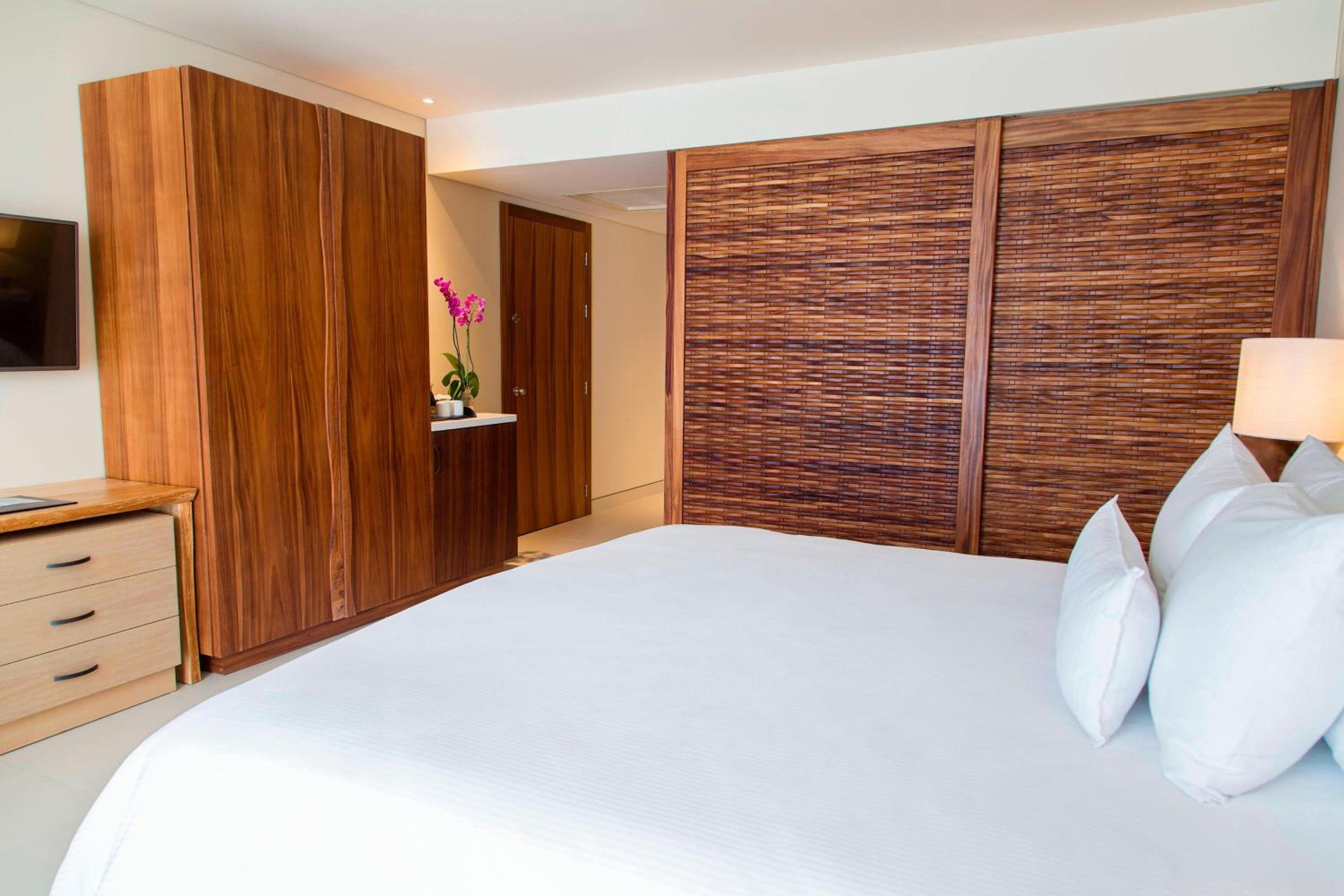 Classic Guest room 1 King Ocean View