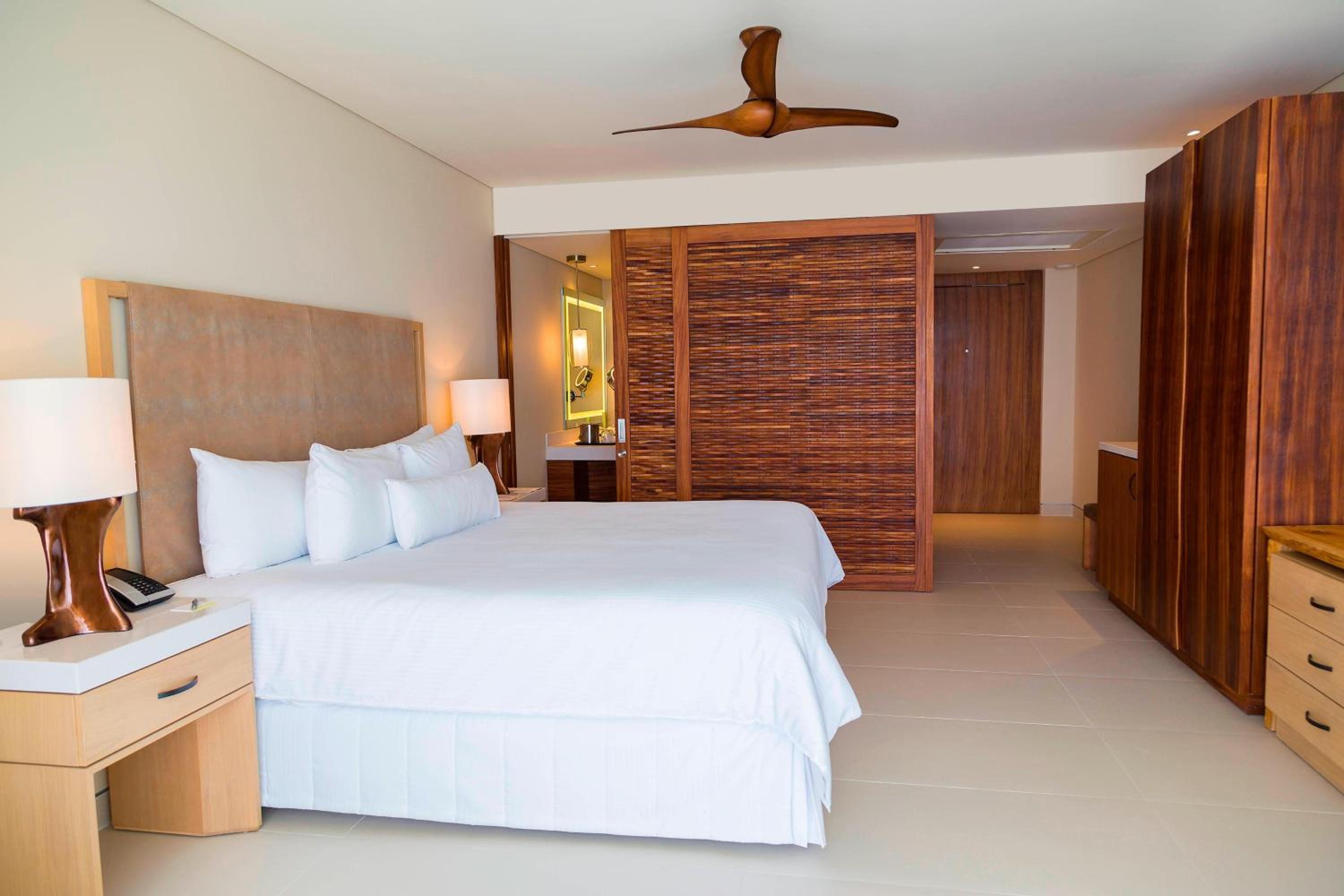 Classic Guest room 1 King Ocean View thumbnail 5