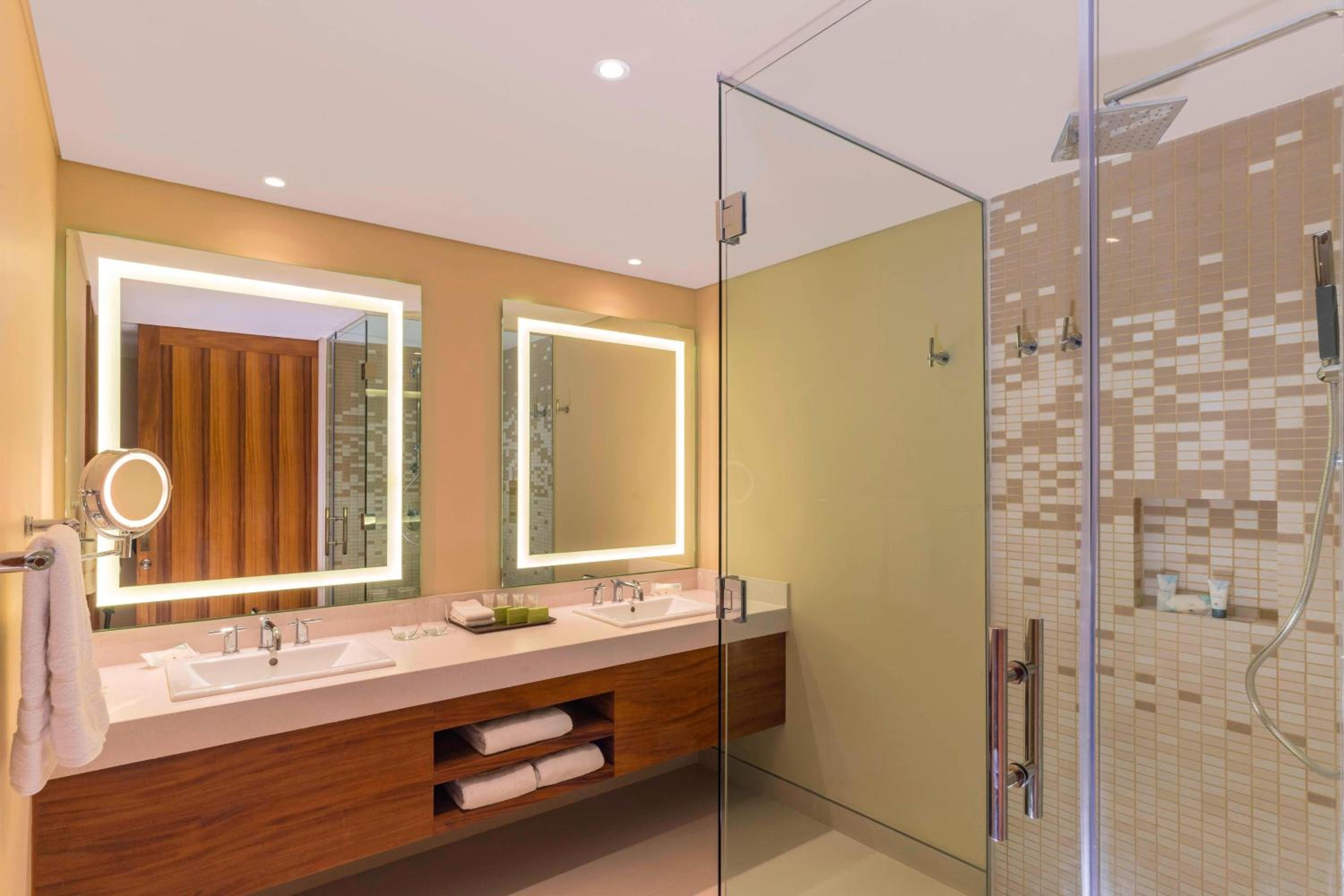 Deluxe 1 King 1 Bedroom Smaller Suite Ocean view thumbnail 6