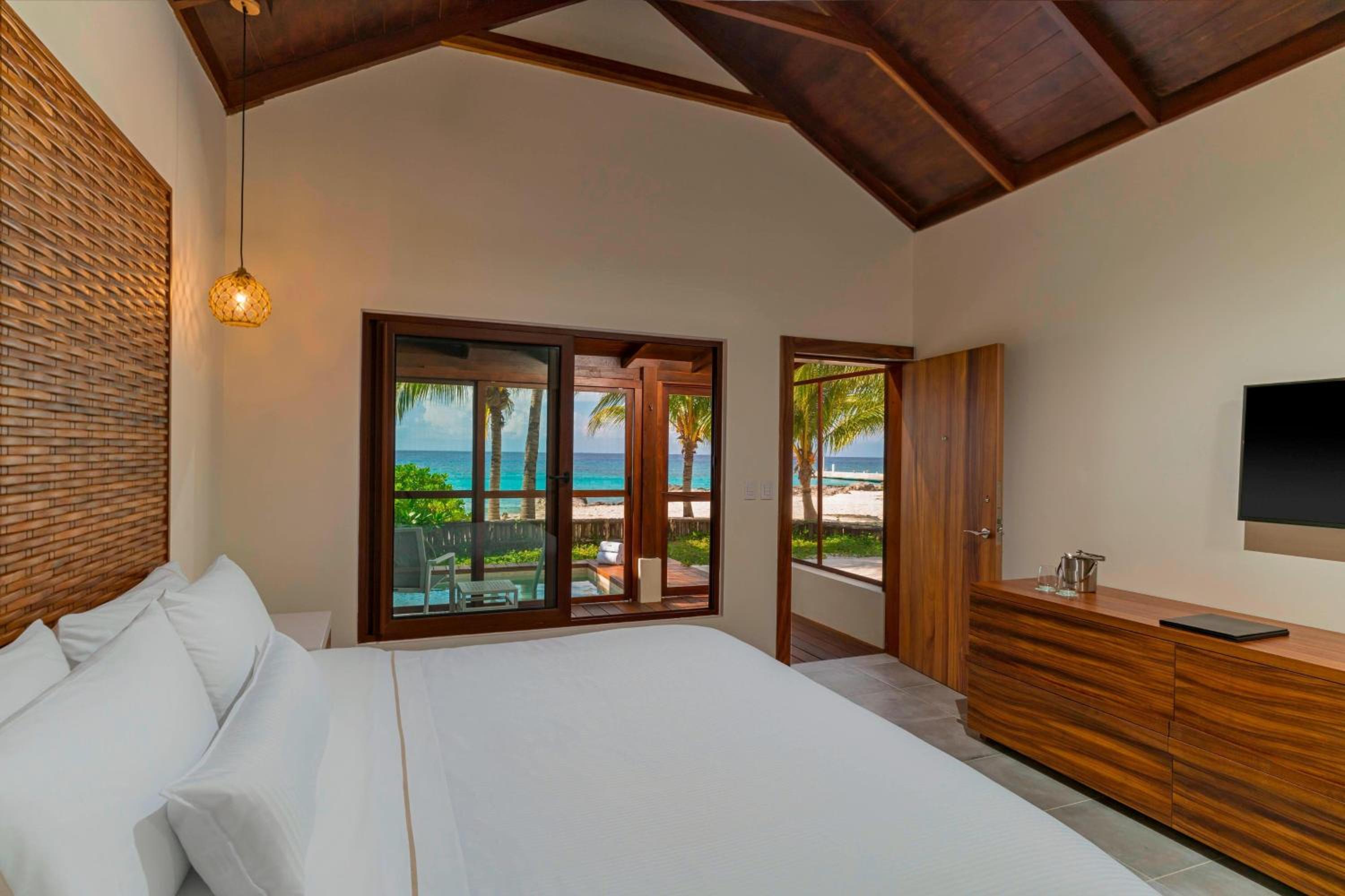 Cabana 1, 1 Bedroom Studio Suite, 1 King, Oceanfront thumbnail 6