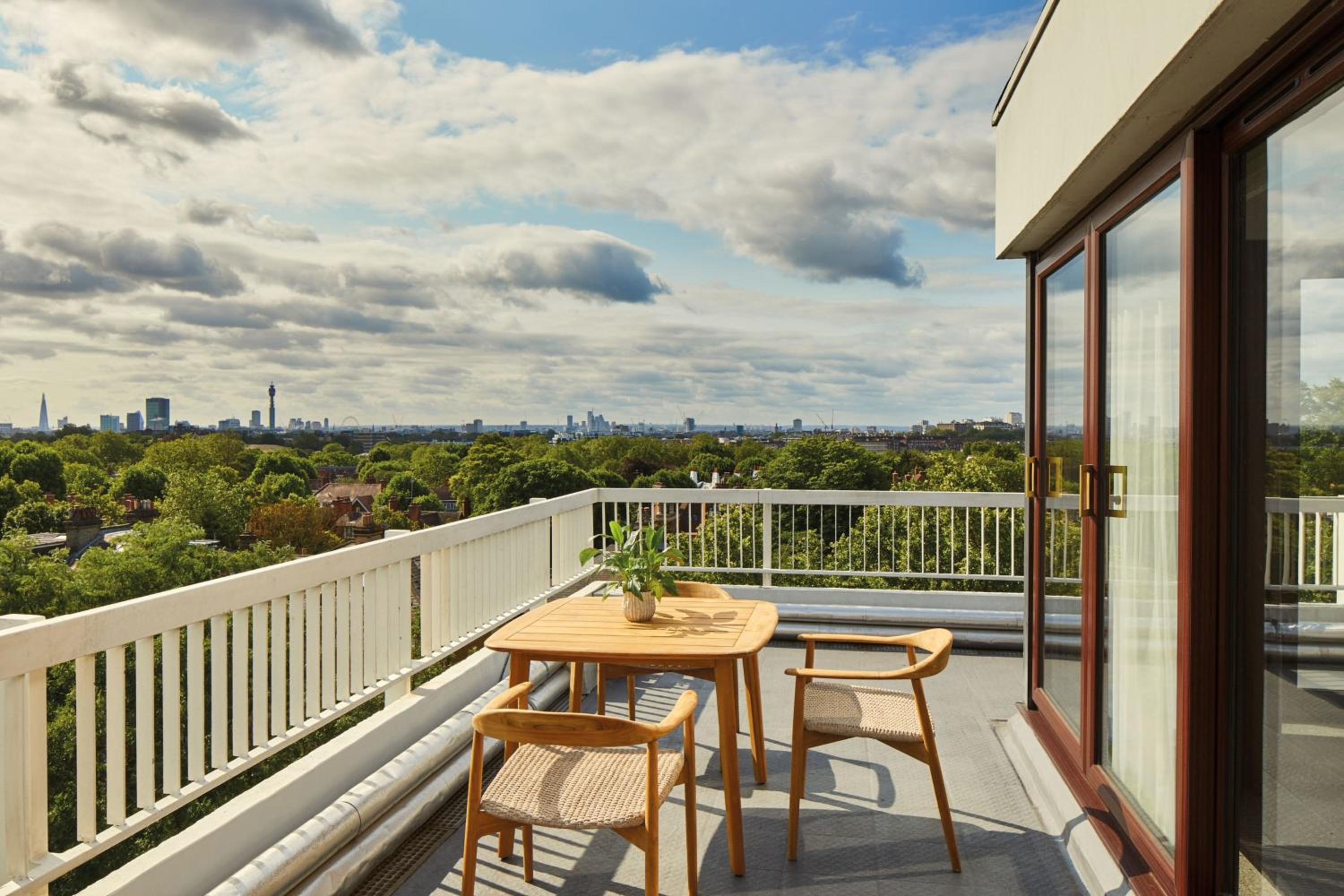 One-Bedroom Suite with Terrace - Club Lounge Access/High Floor photo 2