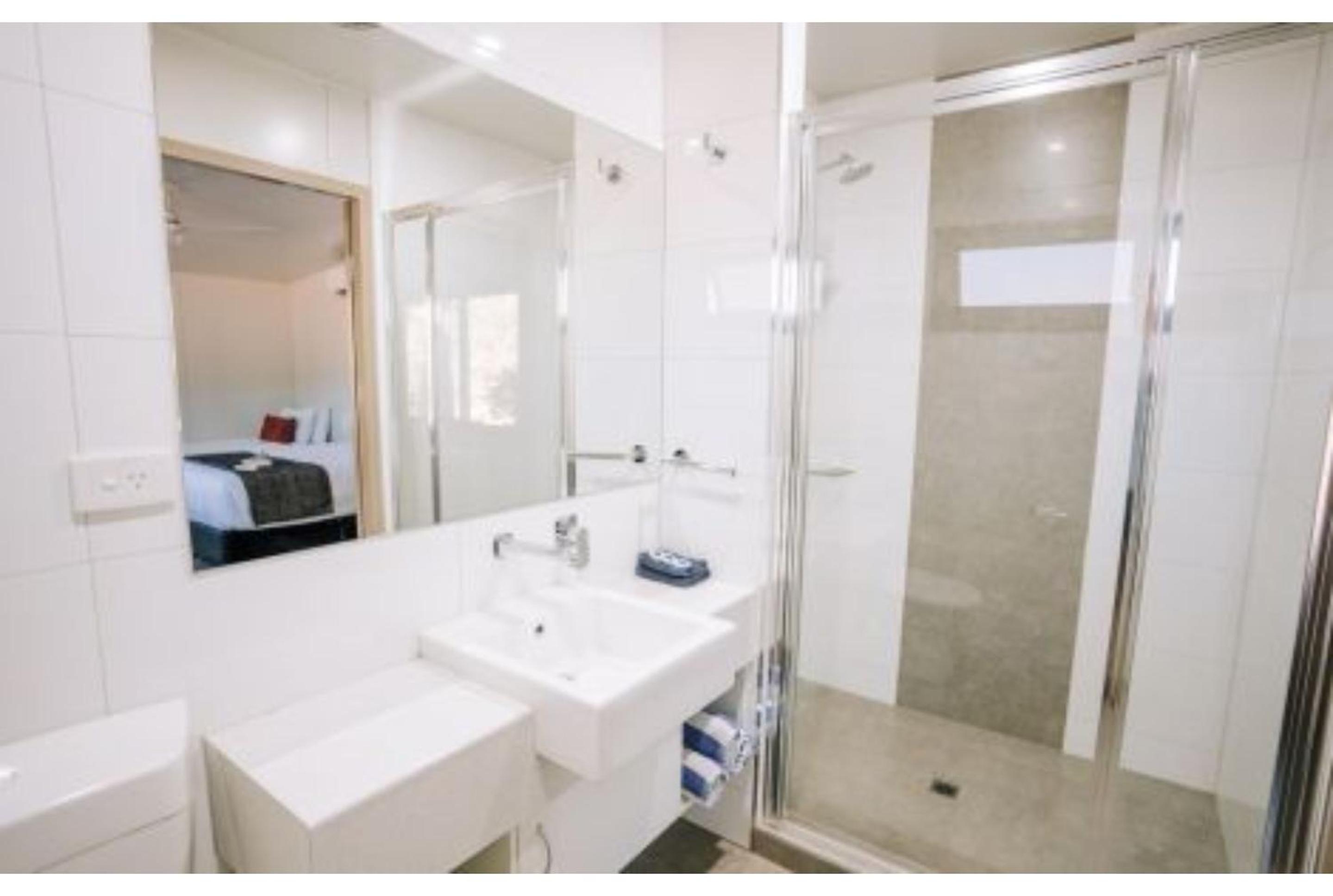 Deluxe Two-Bedroom Cabin with Lake View photo 3