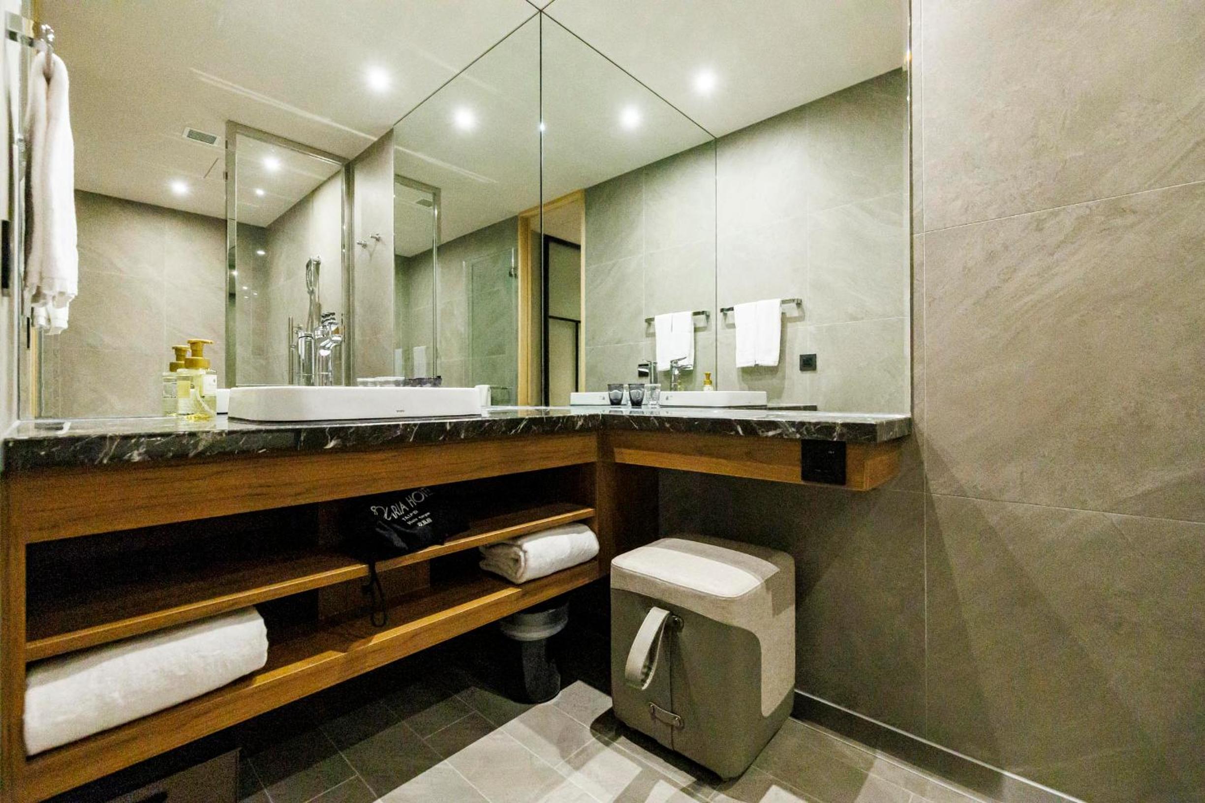 Standard Triple Room thumbnail 6