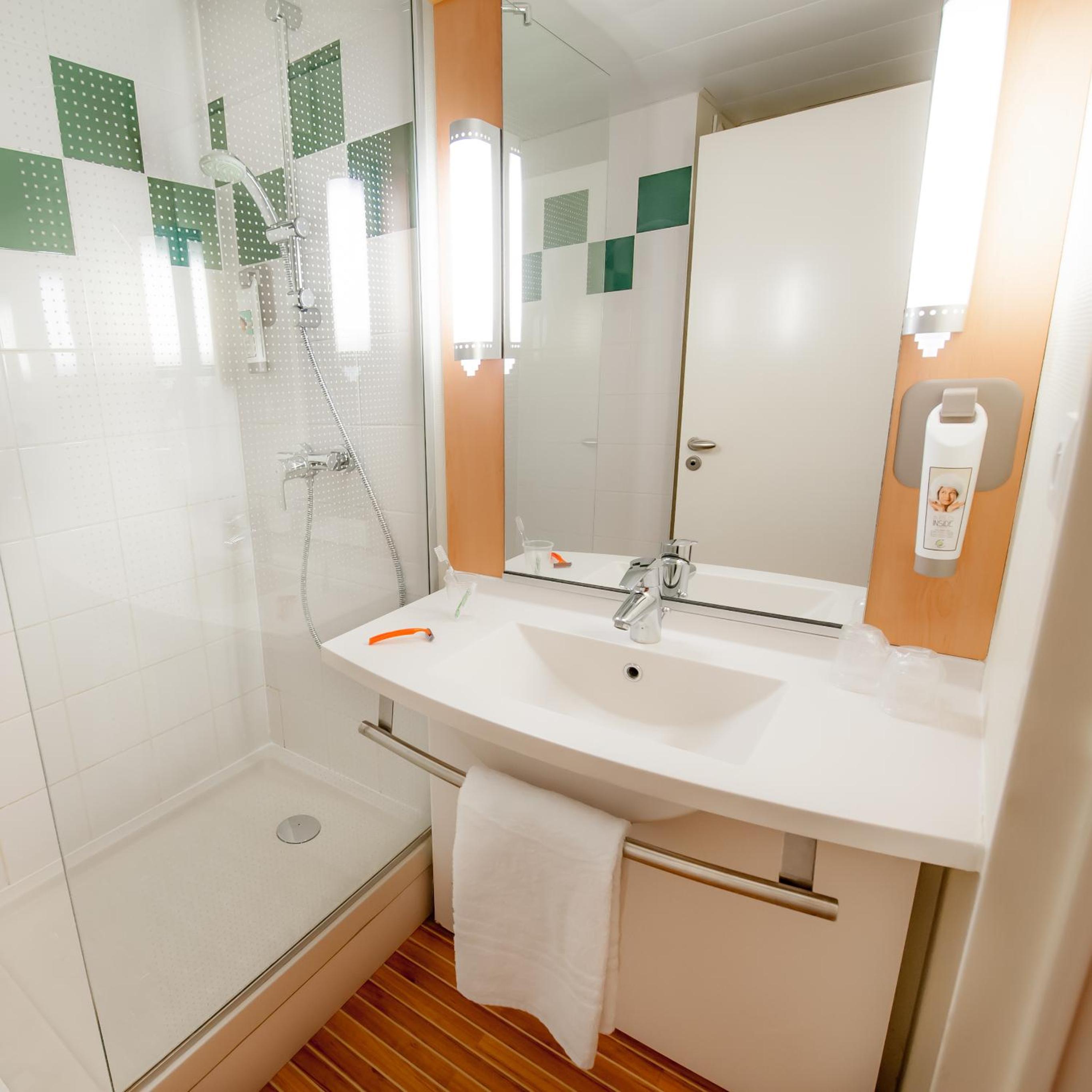 Standard Room with One Double Bed and One Single Bed - Photo 2