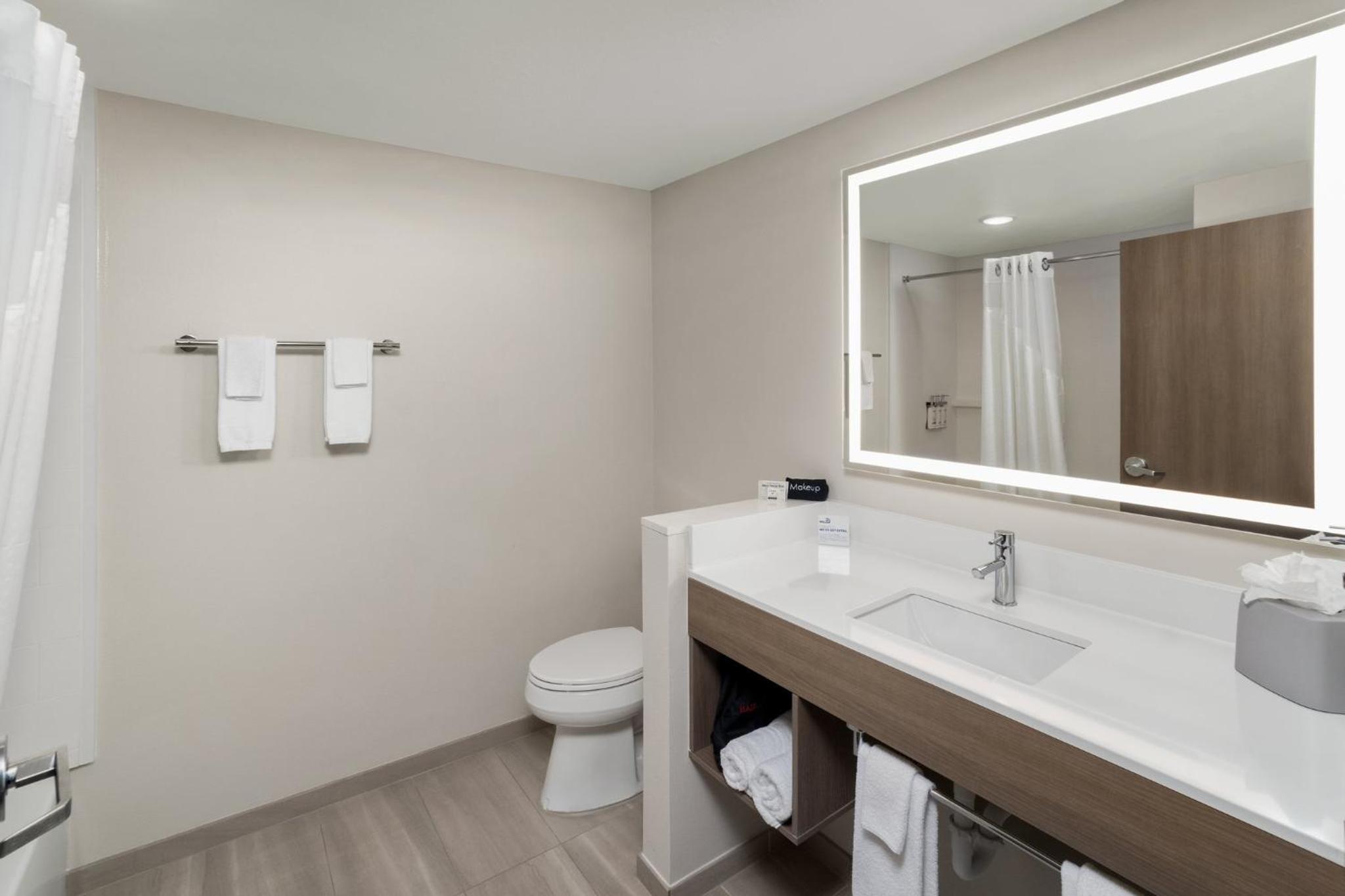 Standard Queen Room with Two Queen Beds and Bath/Shower - Photo 3