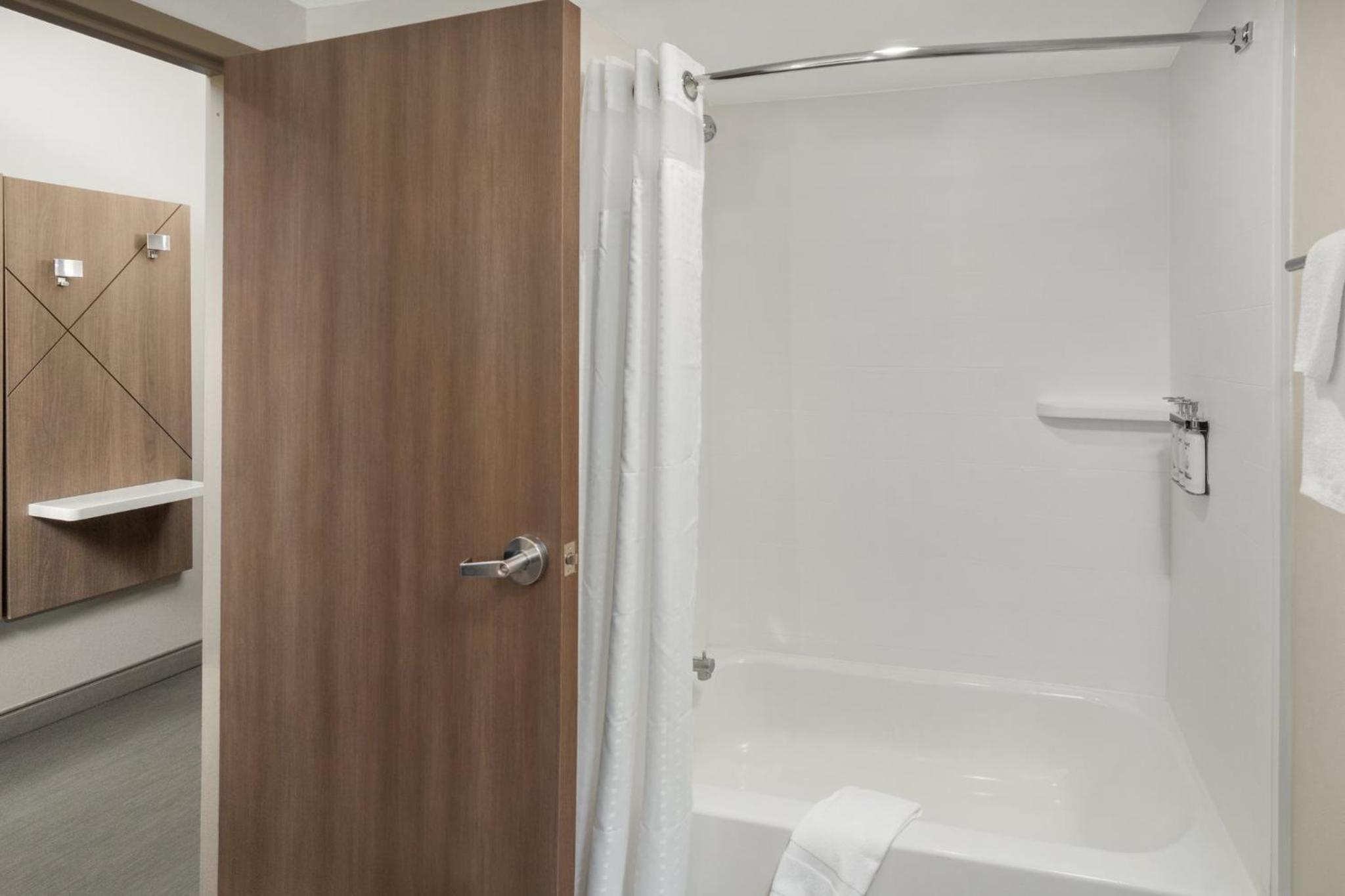 Standard Queen Room with Two Queen Beds and Bath/Shower - Photo 4