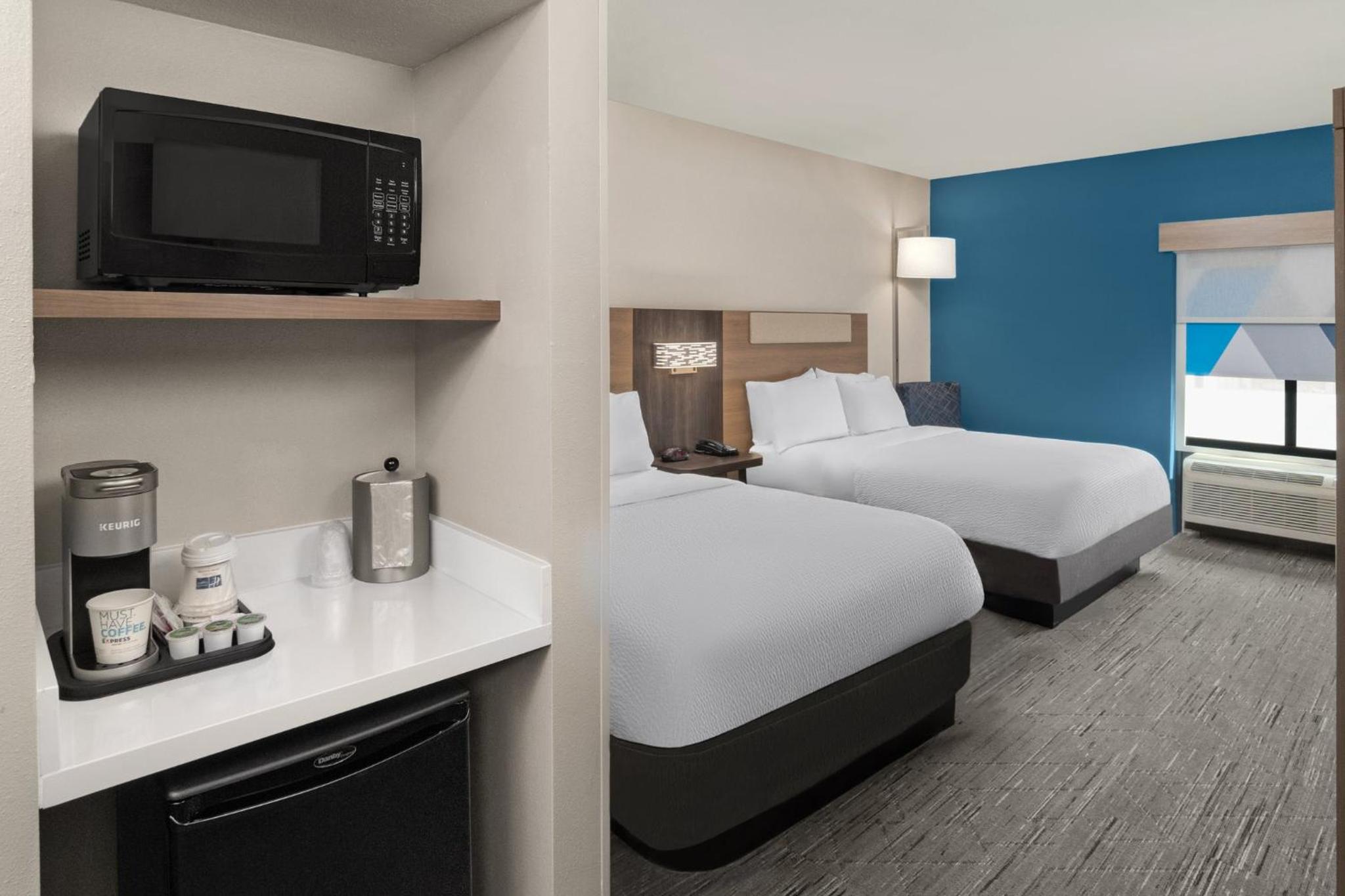 Standard Queen Room with Two Queen Beds - Communications Accessible - Photo 5