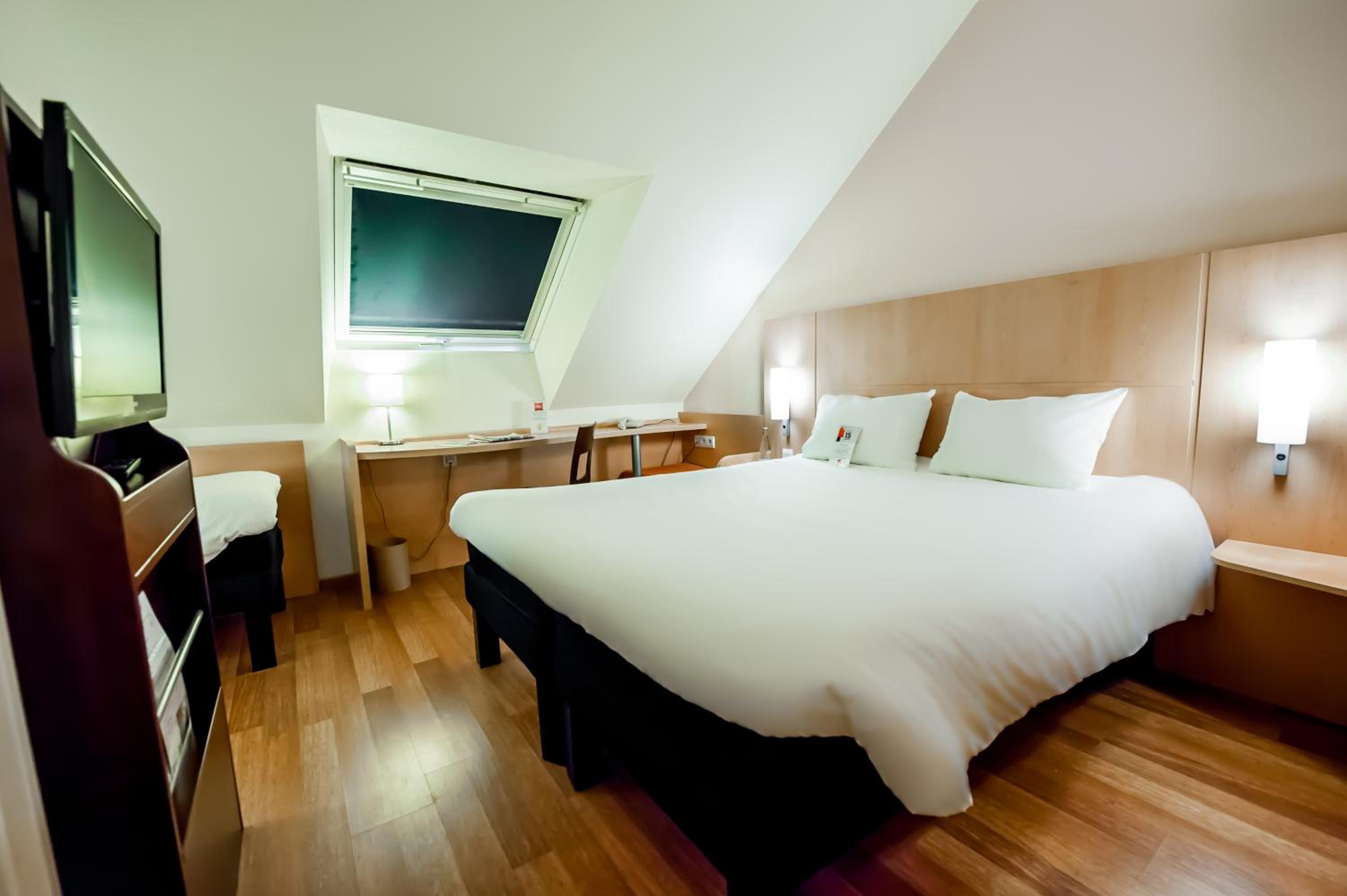 Standard Room with One Double Bed and One Single Bed - Photo 7