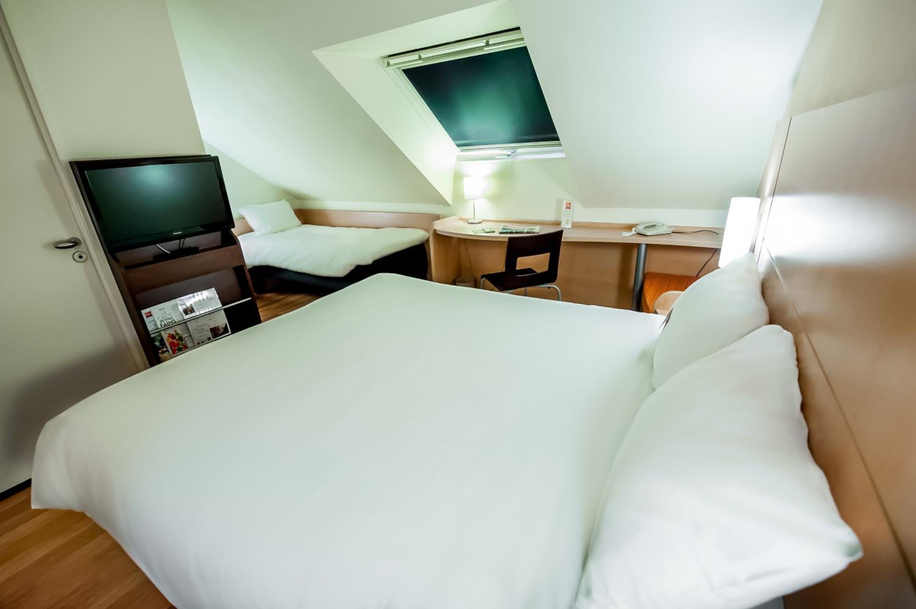 Standard Room with One Double Bed and One Single Bed - Photo 5