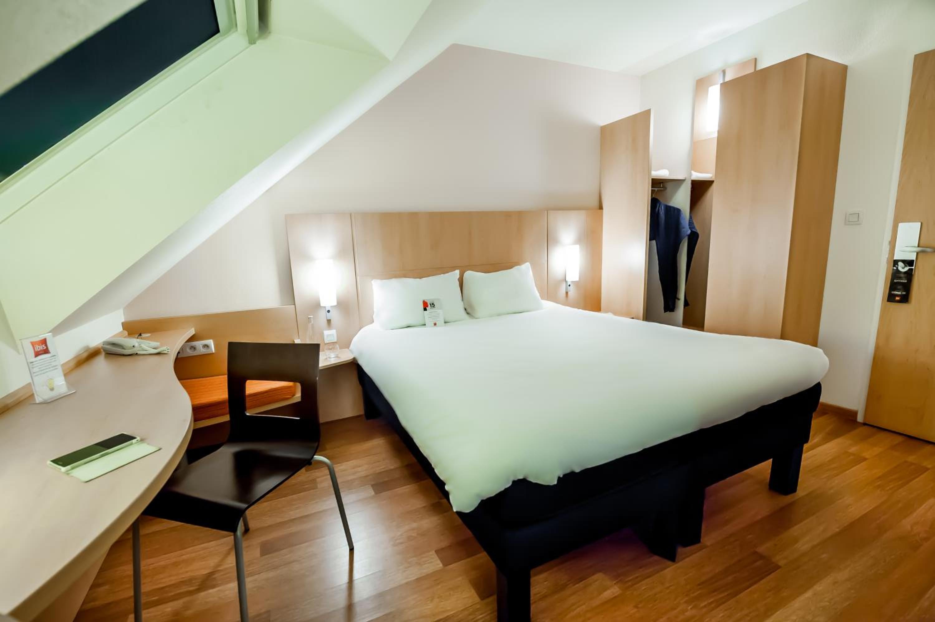 Standard Room with One Double Bed and One Single Bed - Photo 4