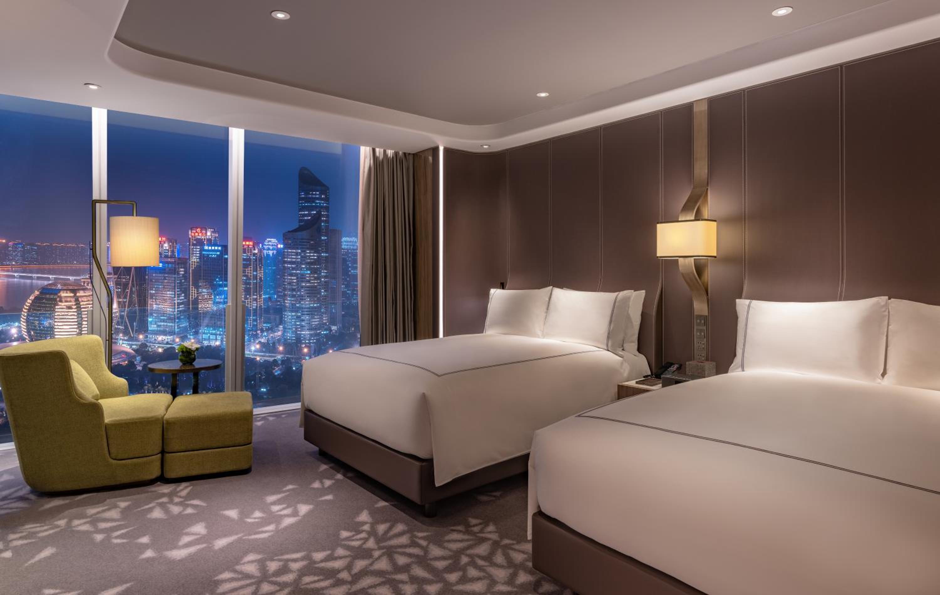 Executive Queen Room with Two Queen Beds (Non Smoking) - Photo 4