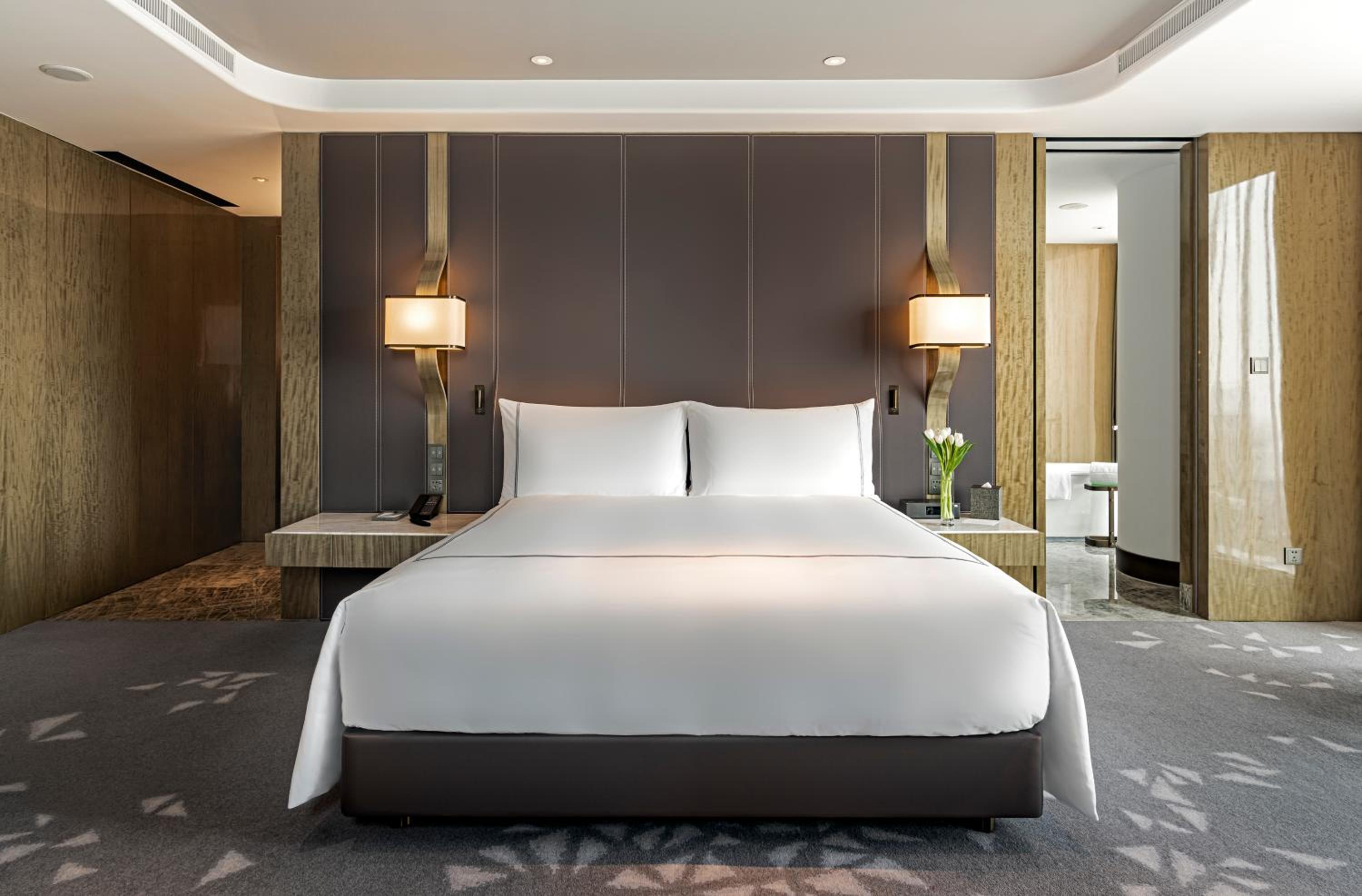 Premium King Room - Photo 3